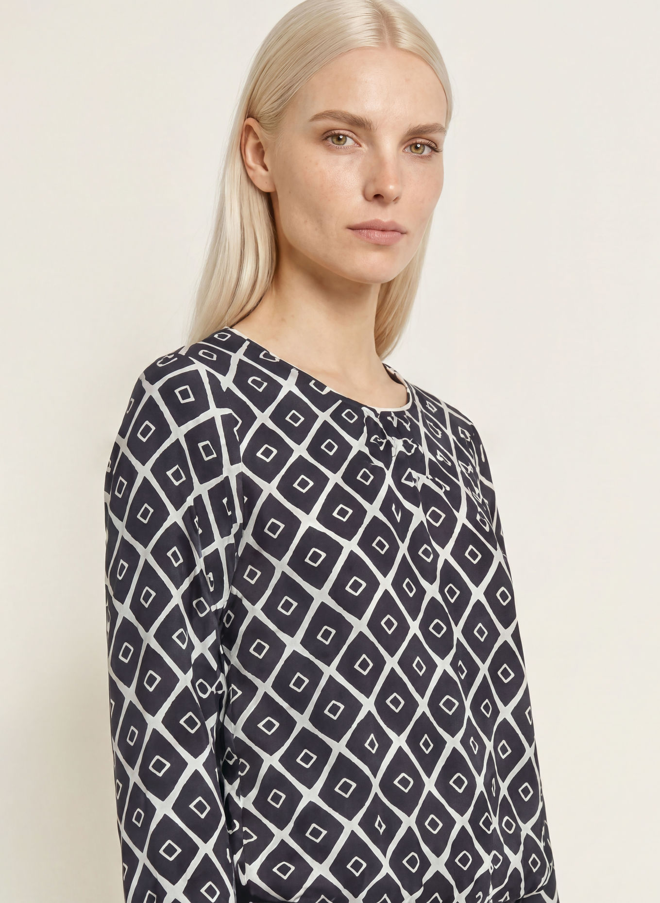 Emily VAN DEN BERGH Blusenshirt: SCHWARZ / WEISS
