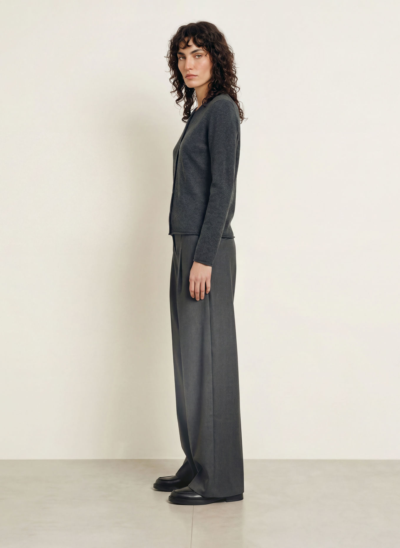 (THE MERCER) N.Y. Strickjacke aus Cashmere: DUNKELGRAU