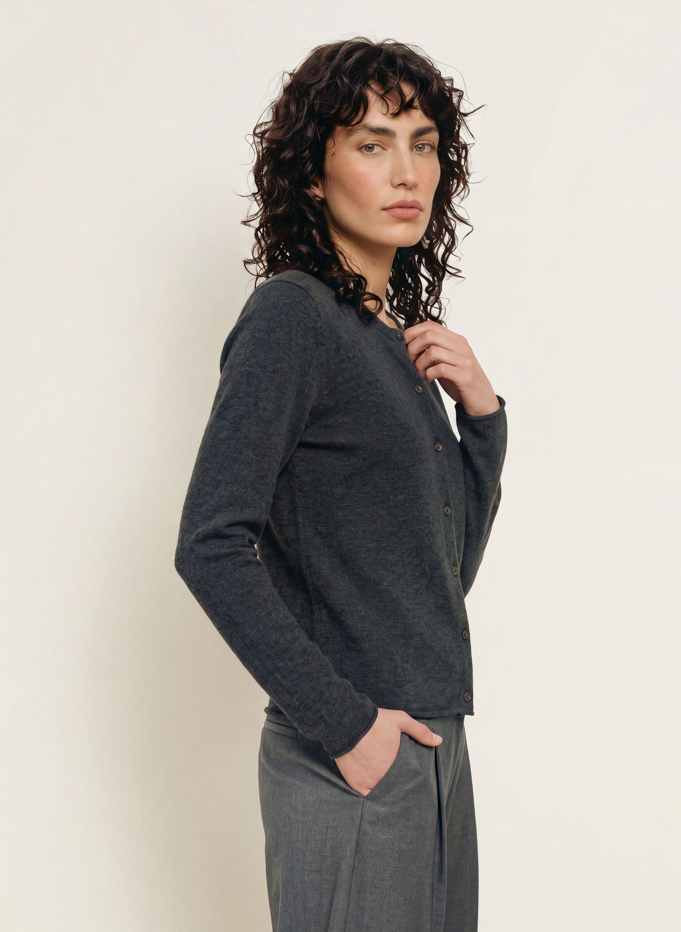 (THE MERCER) N.Y. Strickjacke aus Cashmere: DUNKELGRAU