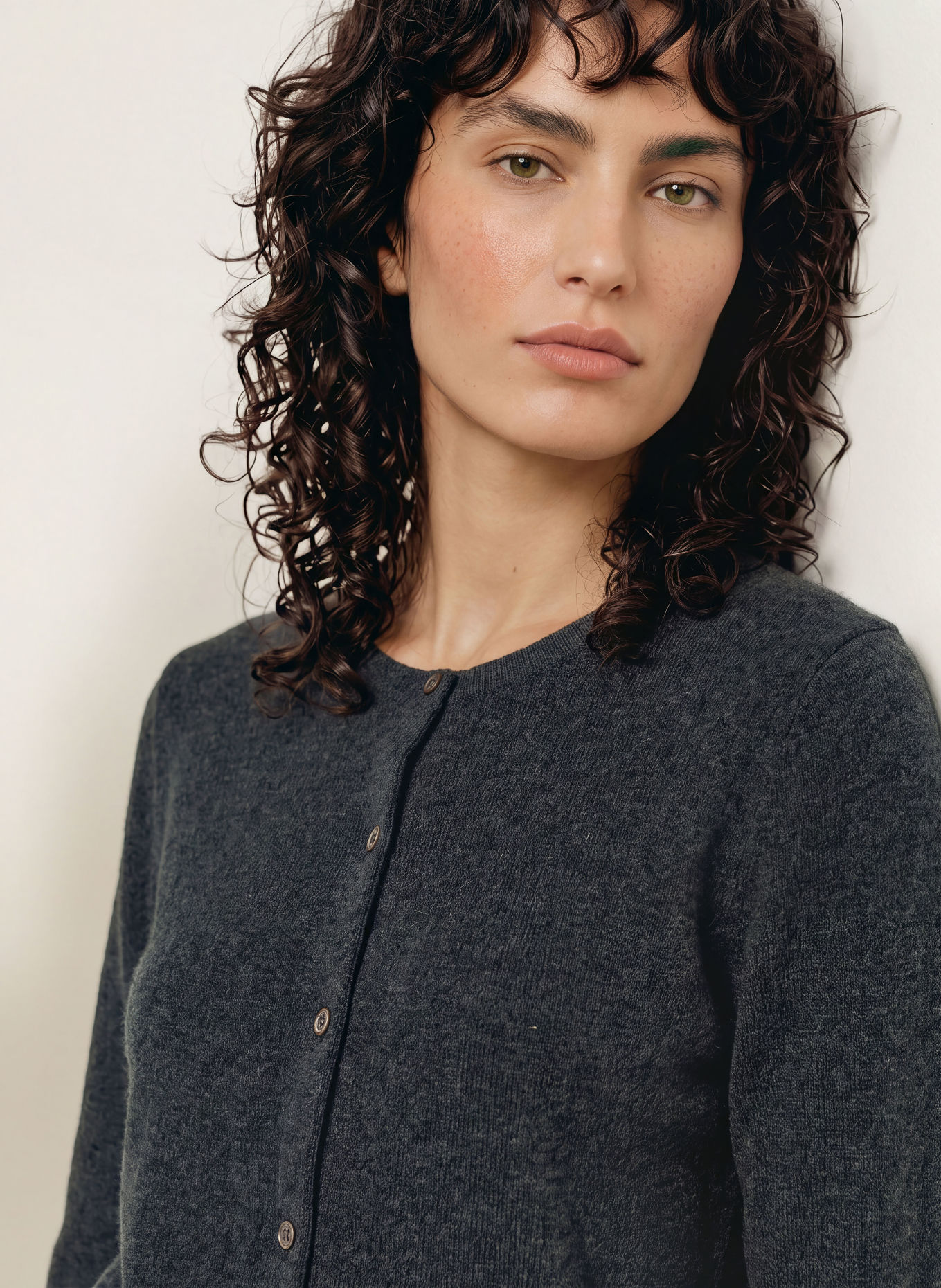 (THE MERCER) N.Y. Strickjacke aus Cashmere: DUNKELGRAU