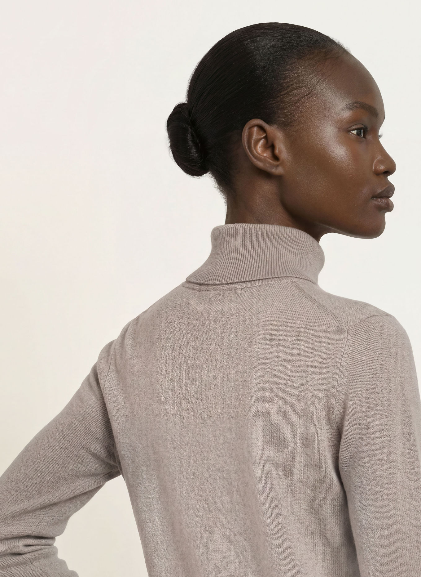 (THE MERCER) N.Y. Rollkragenpullover aus Cashmere: TAUPE