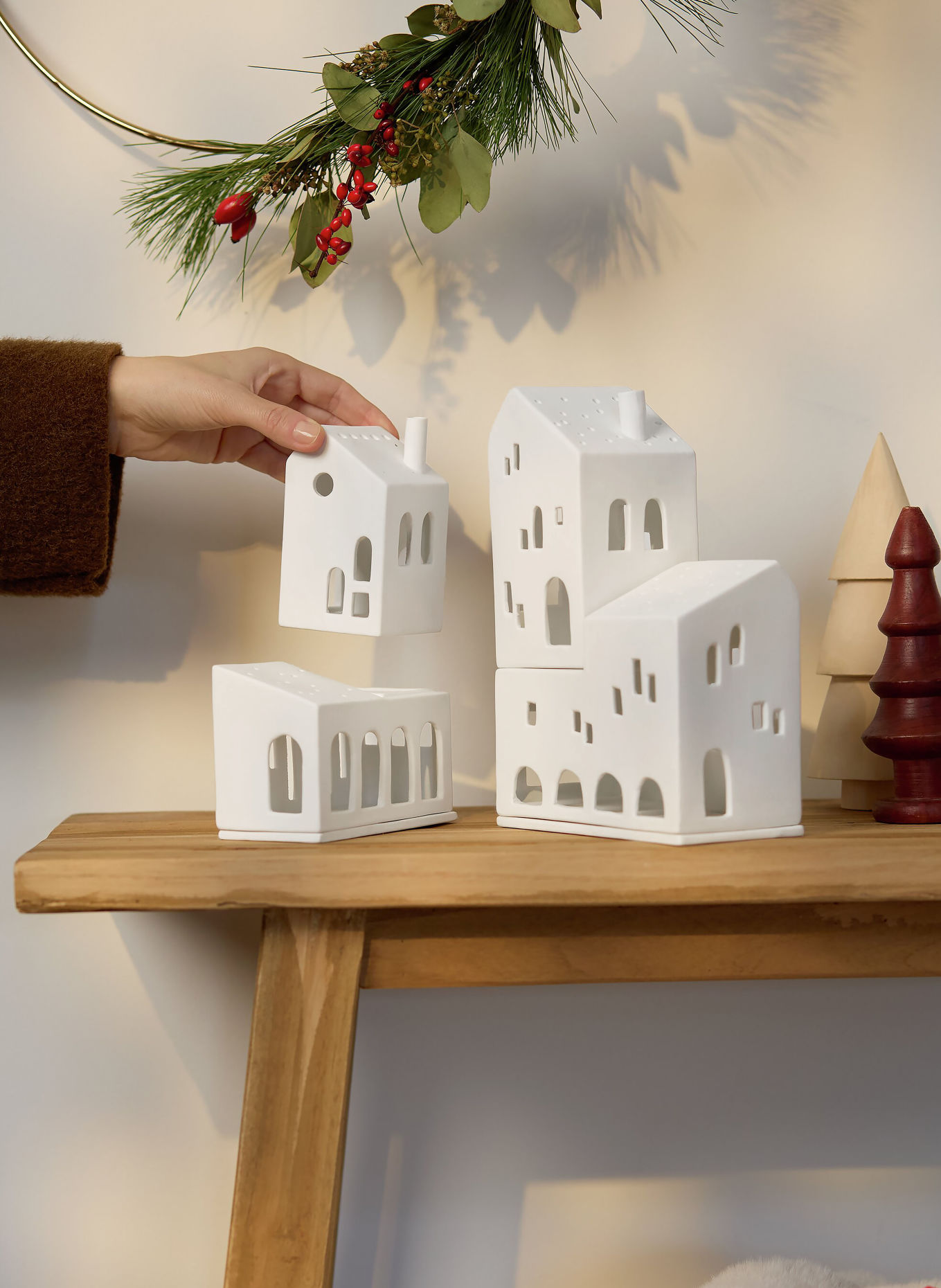 RÄDER Figurină decorativă „LICHTHAUS” – Casa stivuită cu ferestre dansante: ALB