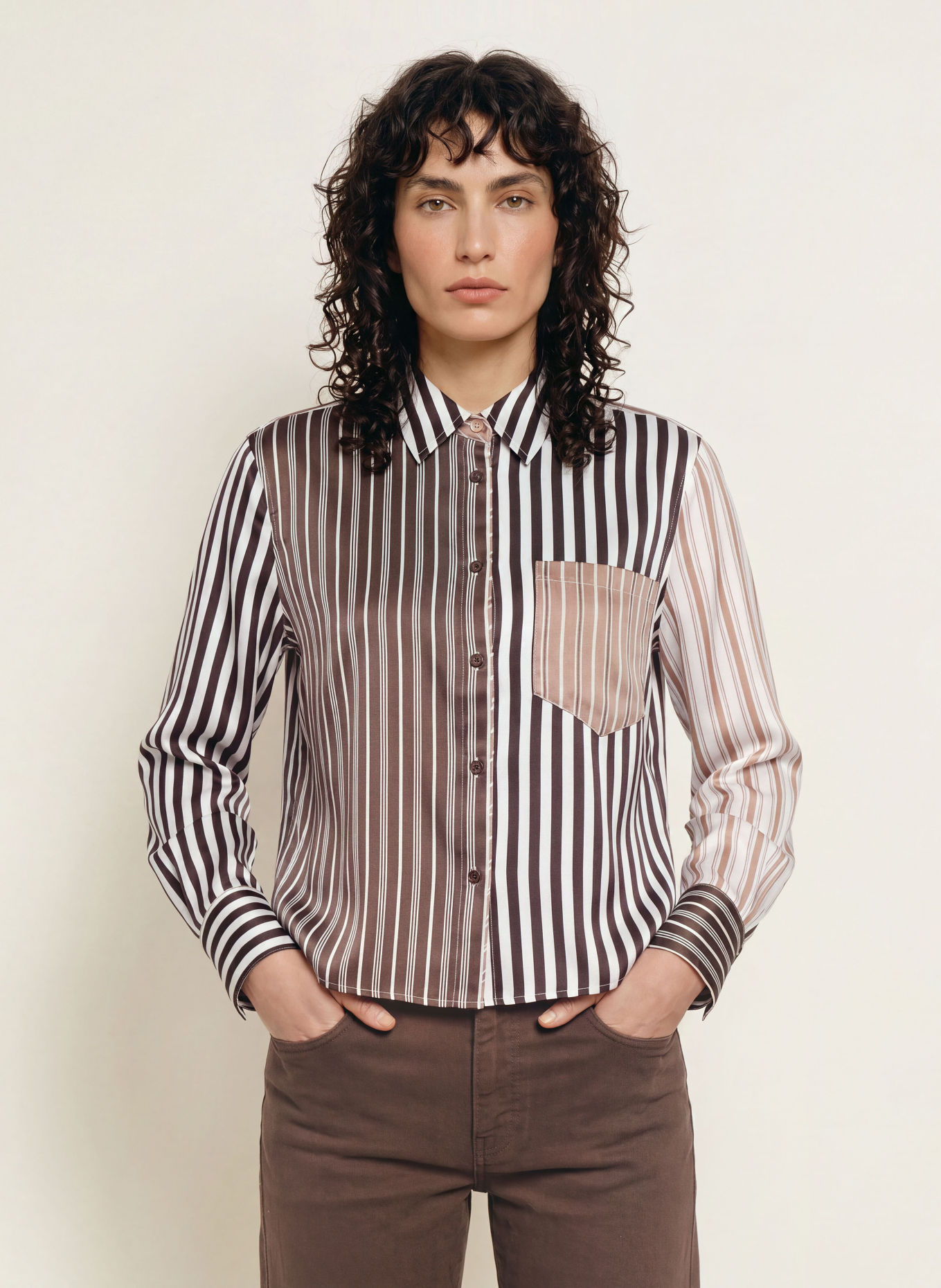 HERZENS Hemdbluse mit Seide: DUNKELBRAUN / WEISS / SCHWARZ