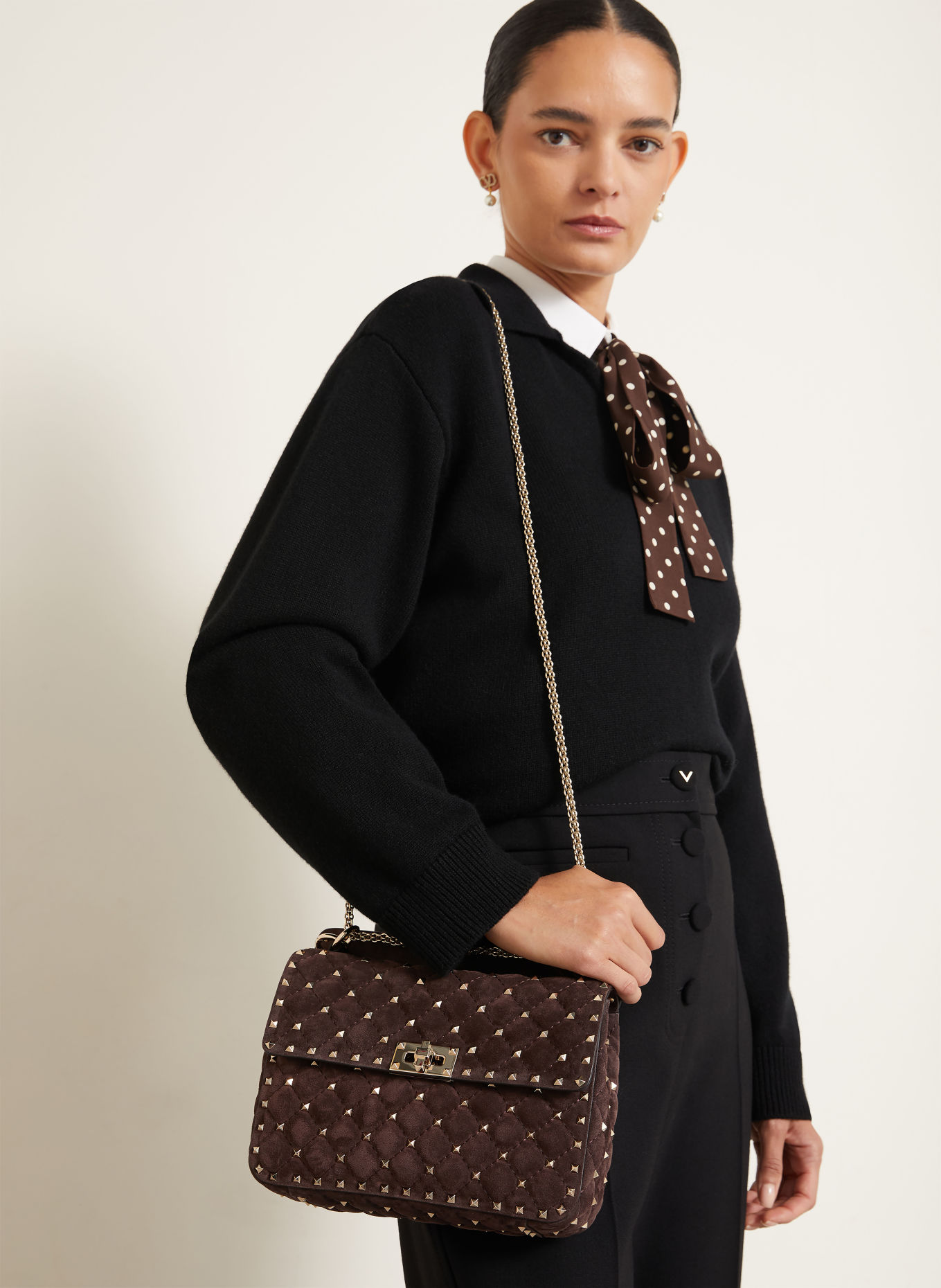 VALENTINO GARAVANI Skuldertaske ROCKSTUD SPIKE MEDIUM med nitter: MØRKEBRUN / GULD