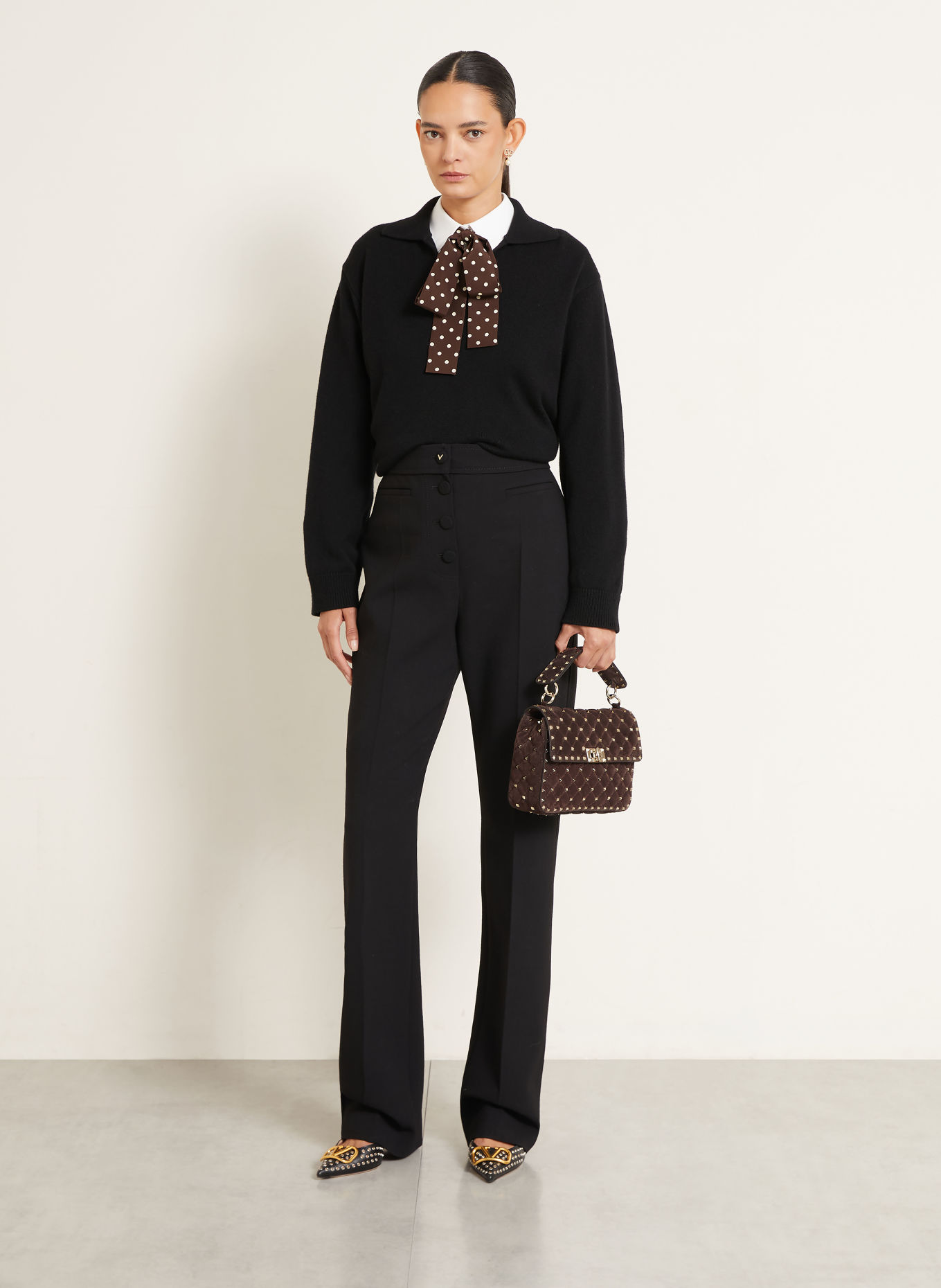 VALENTINO GARAVANI Skuldertaske ROCKSTUD SPIKE MEDIUM med nitter: MØRKEBRUN / GULD