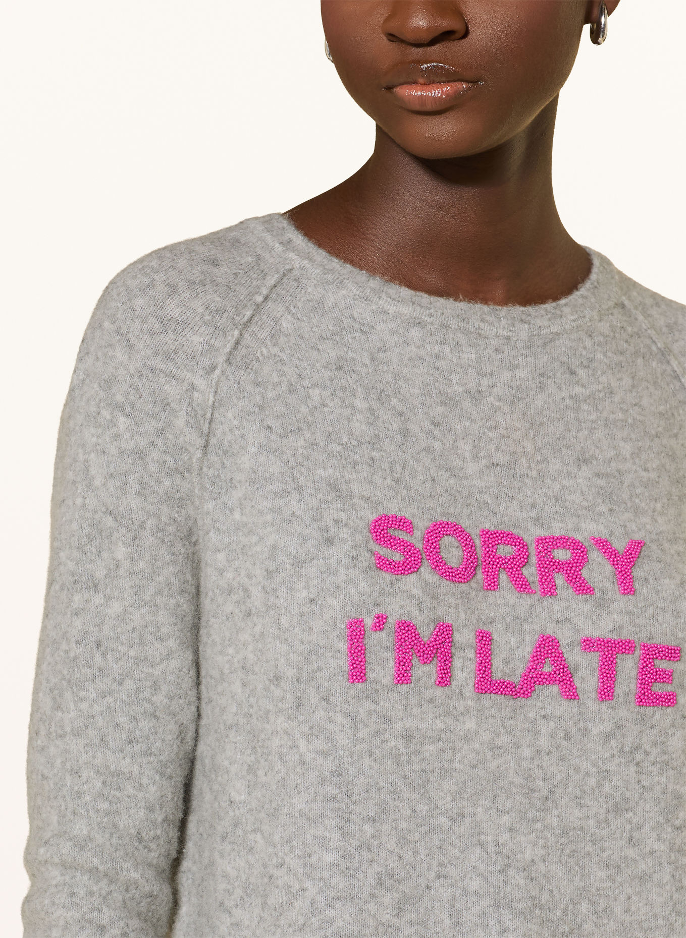 Grace Pullover SORRY I'M LATE mit Schmuckperlen: GRAU / PINK