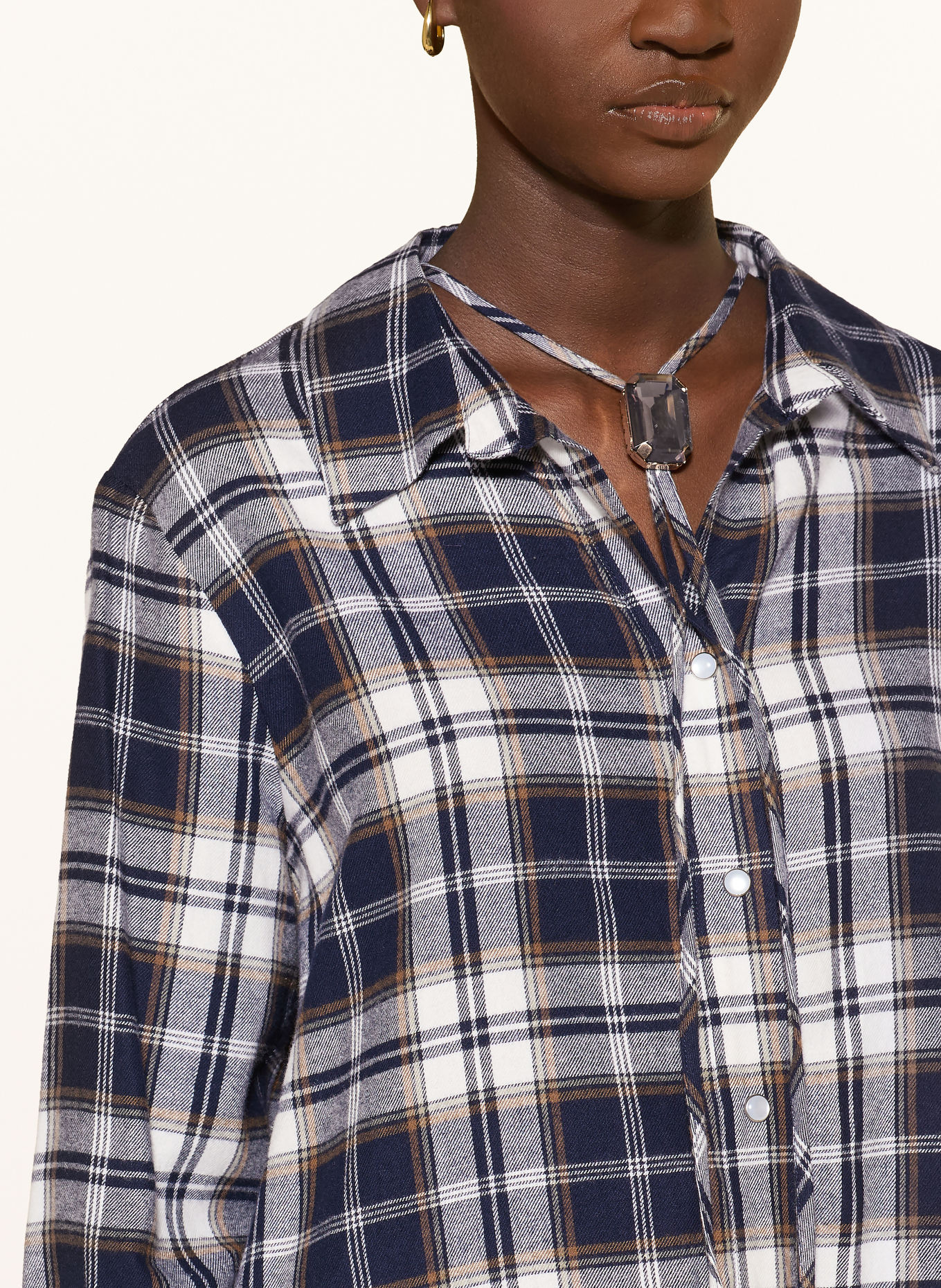 Grace Flannel blouse with gemstone: DARK BLUE / CAMEL / WHITE