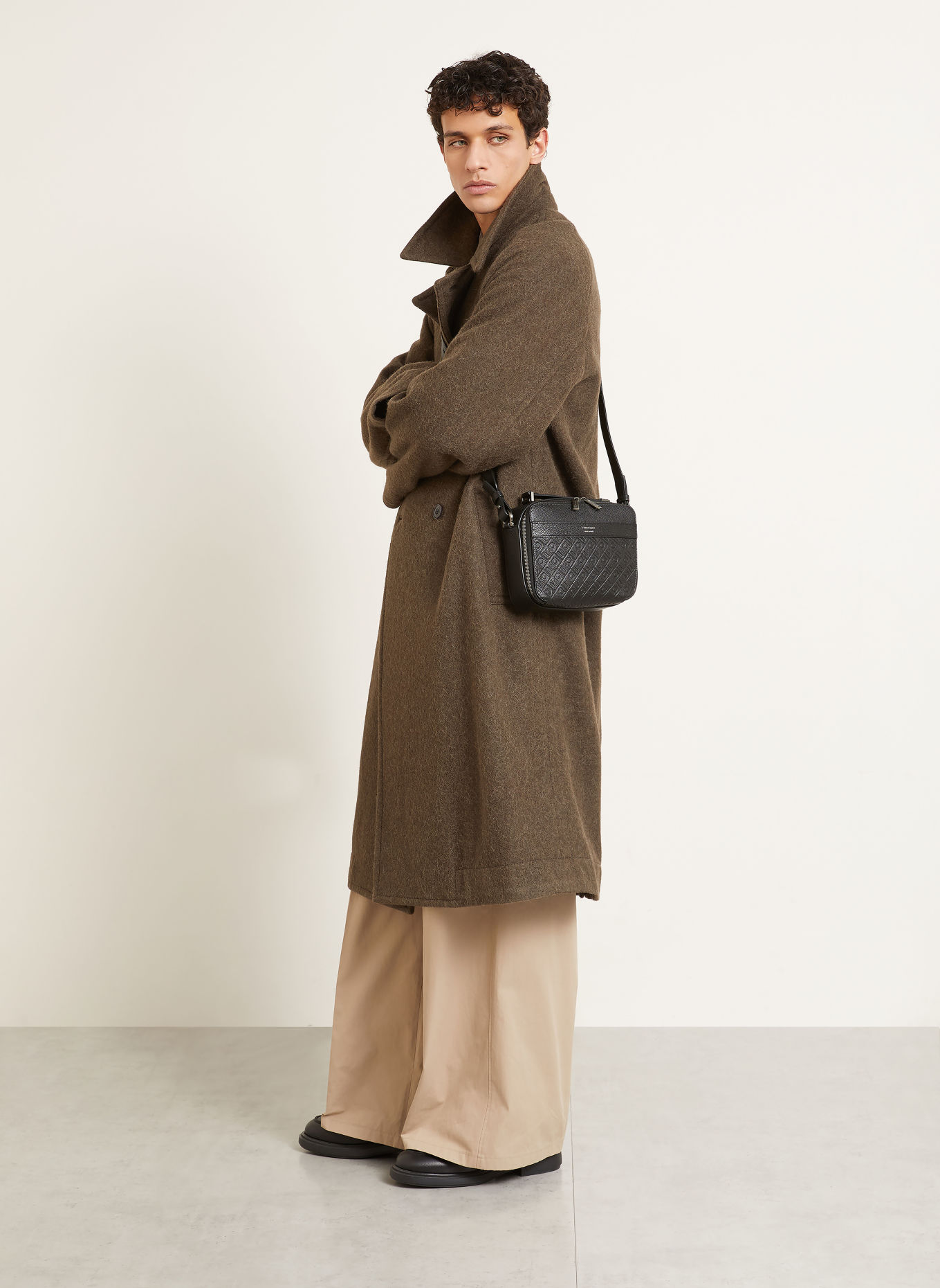 FERRAGAMO Umhängetasche: SCHWARZ / SILBER