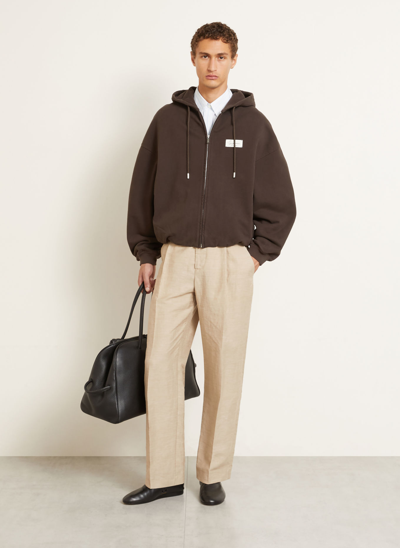 JACQUEMUS Mikina s kapucí LE HOODIE MONTAIGNE: TMAVĚ HNĚDÁ