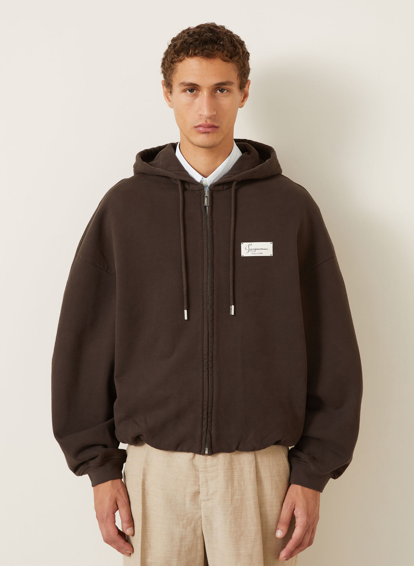 JACQUEMUS Mikina s kapucí LE HOODIE MONTAIGNE: TMAVĚ HNĚDÁ