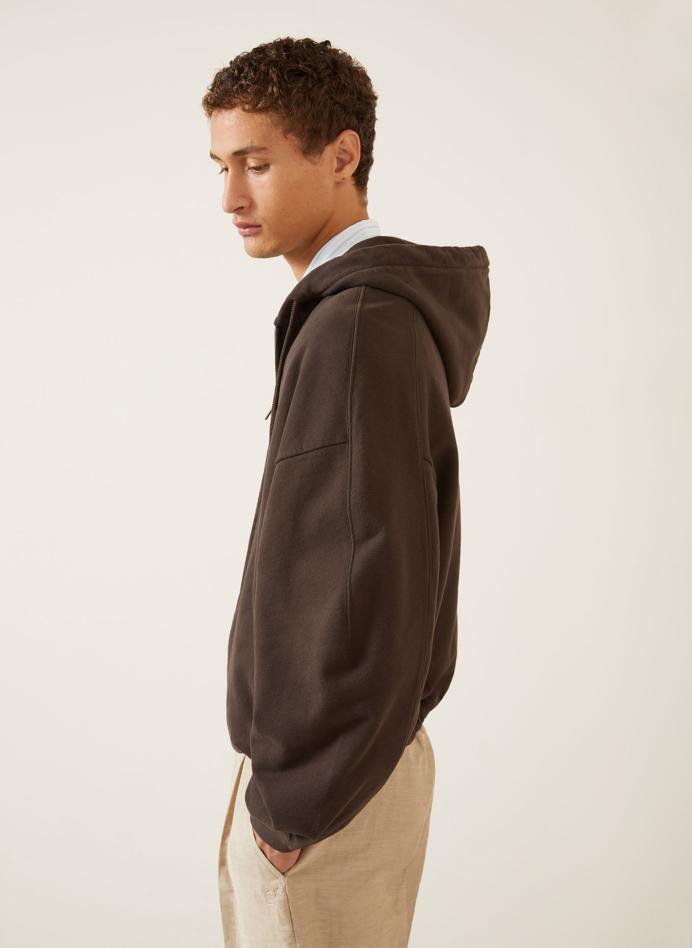 JACQUEMUS Mikina s kapucí LE HOODIE MONTAIGNE: TMAVĚ HNĚDÁ