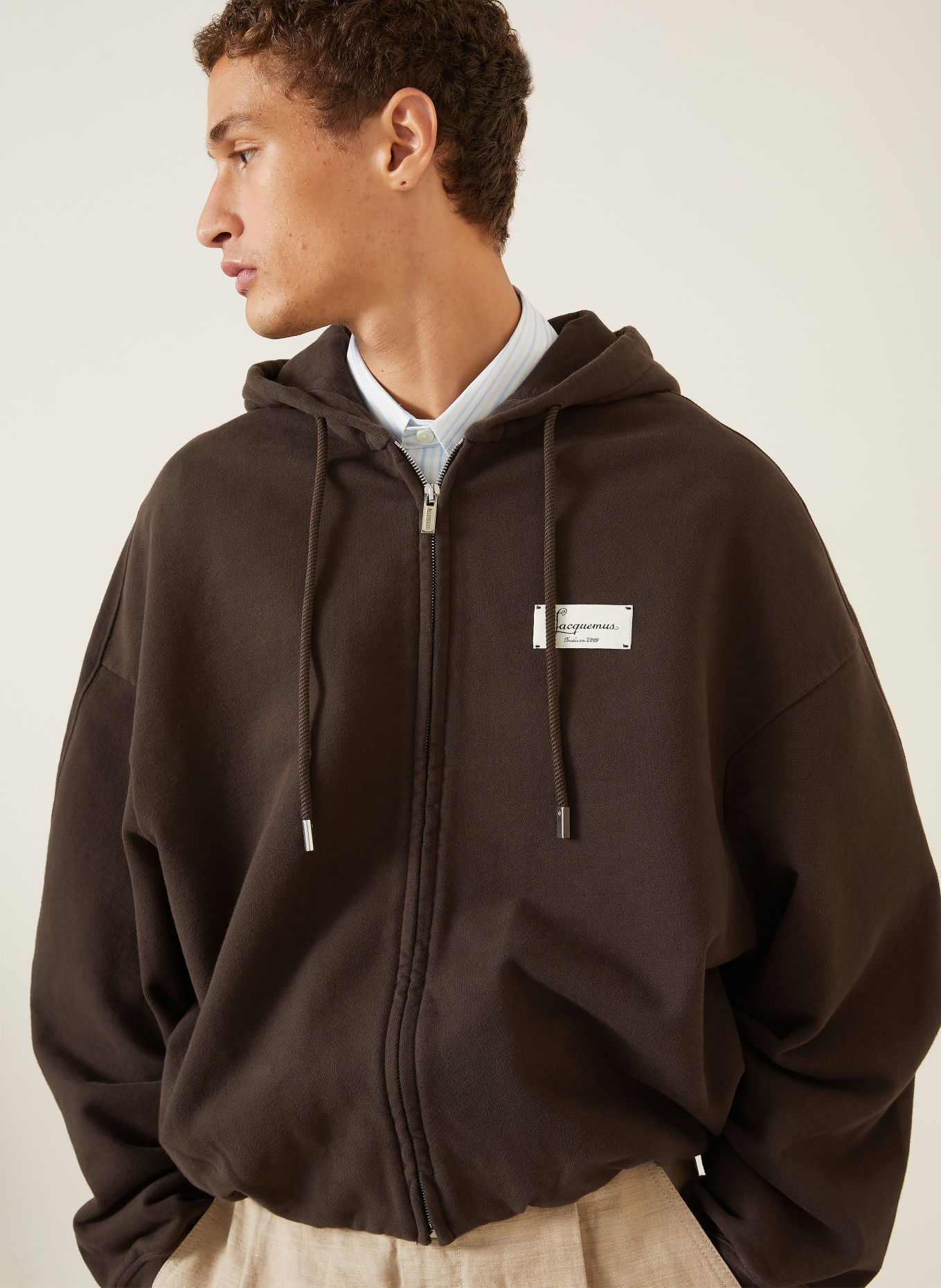 JACQUEMUS Mikina s kapucí LE HOODIE MONTAIGNE: TMAVĚ HNĚDÁ