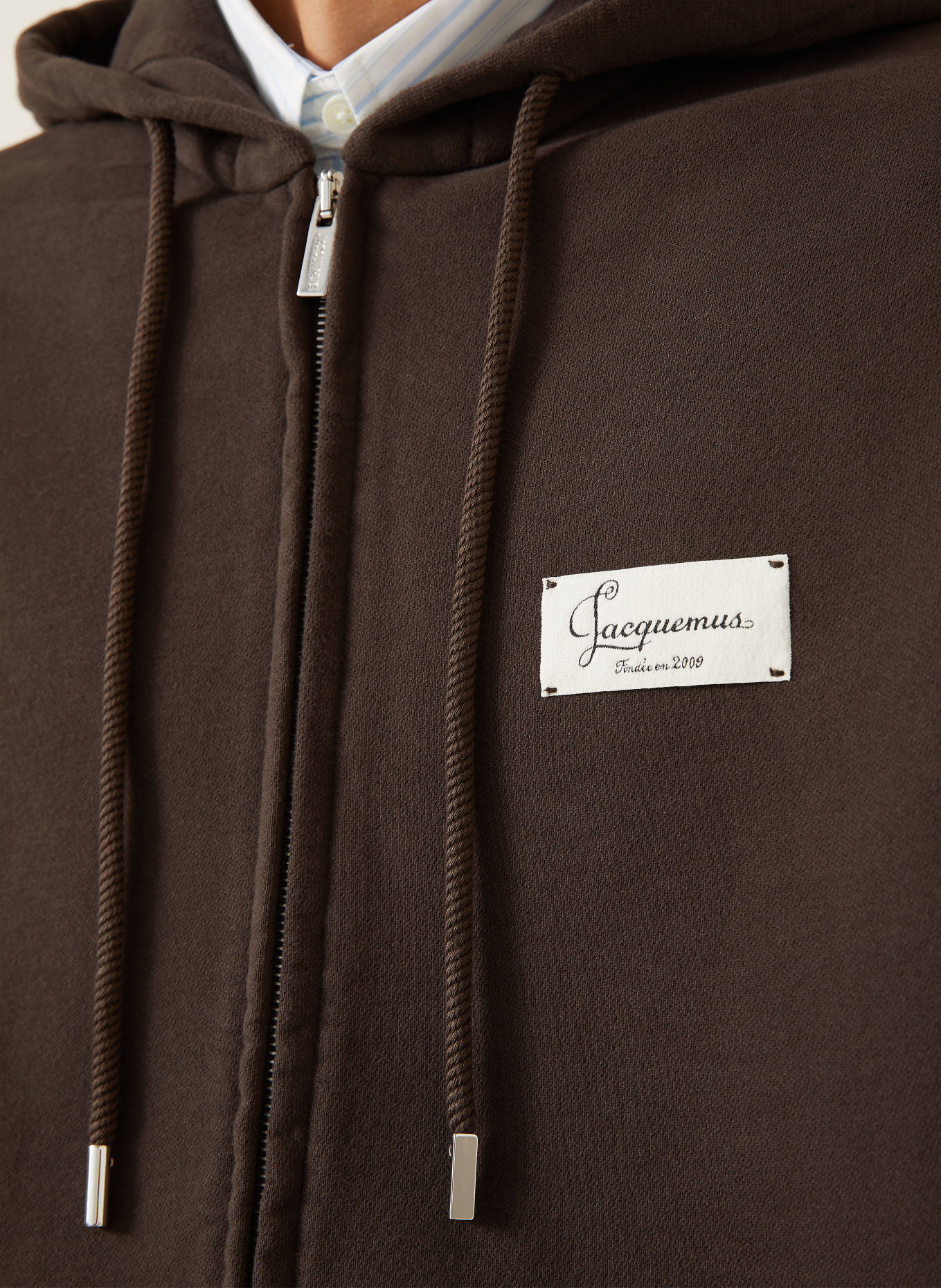 JACQUEMUS Mikina s kapucí LE HOODIE MONTAIGNE: TMAVĚ HNĚDÁ
