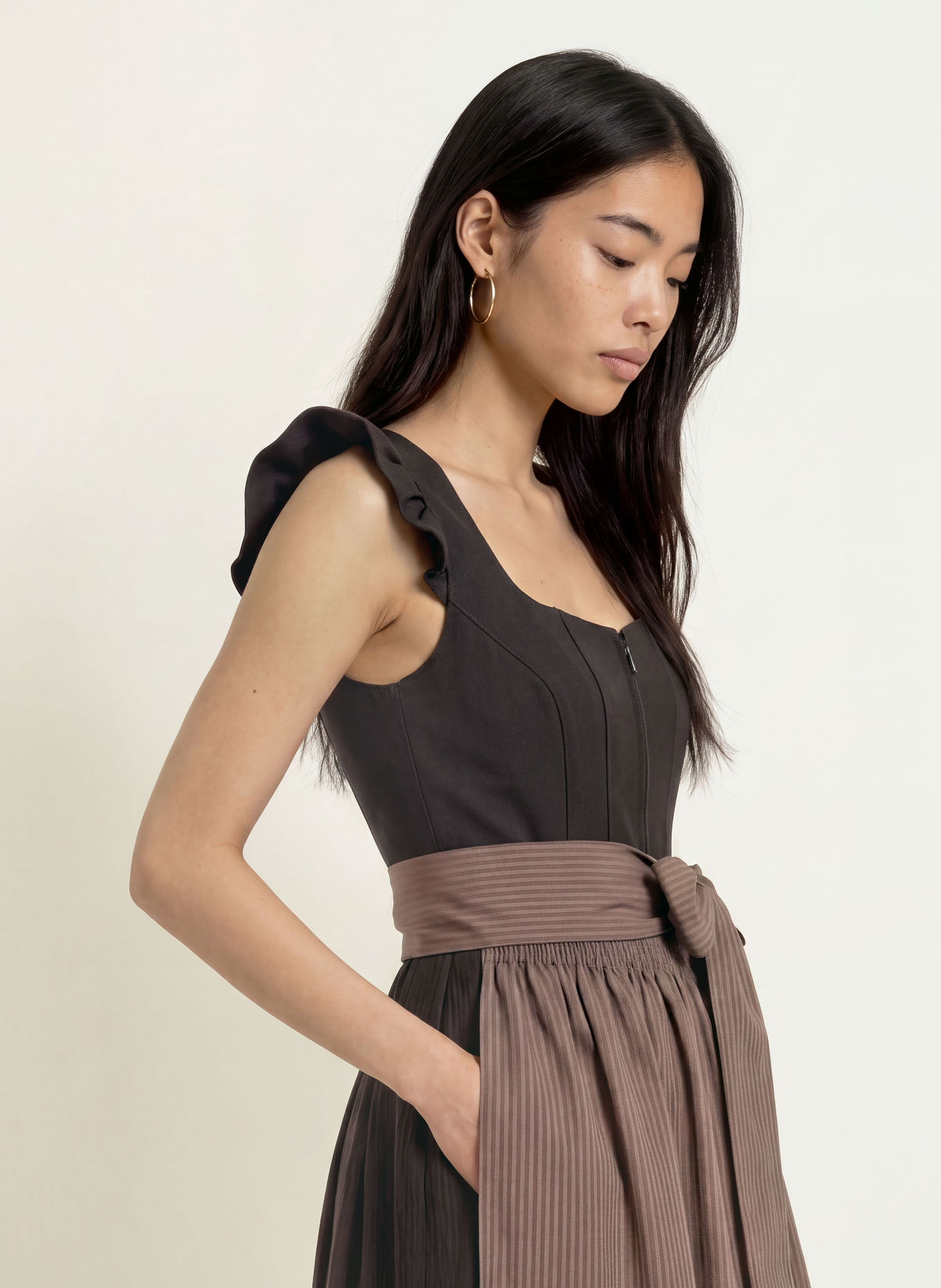 Spieth & Wensky Dirndl BRIGITTE met ruches: MARRON FONCÉ / TAUPE