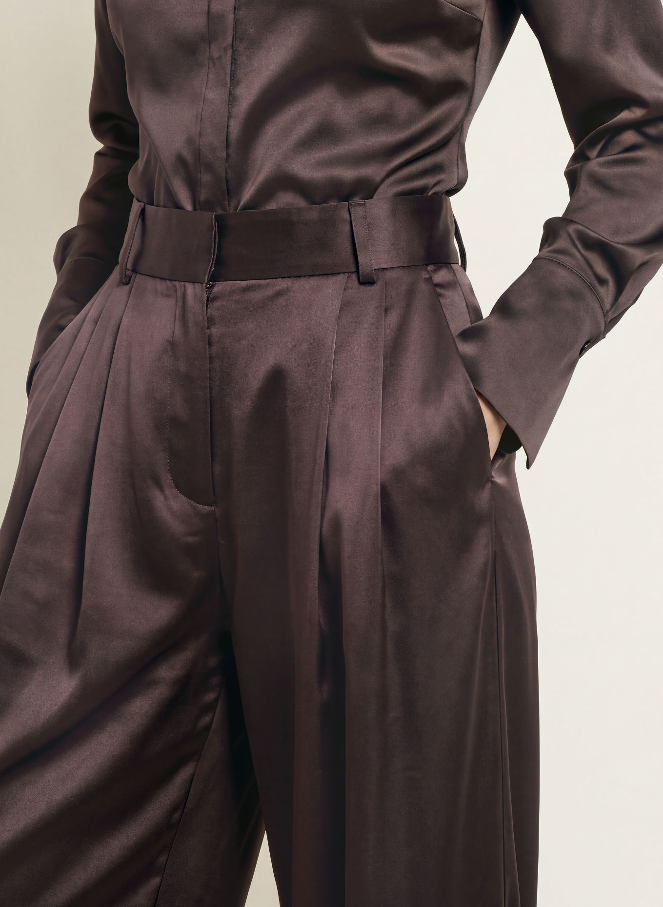 LADNERI Marlenehose VIRE aus Satin: DUNKELBRAUN
