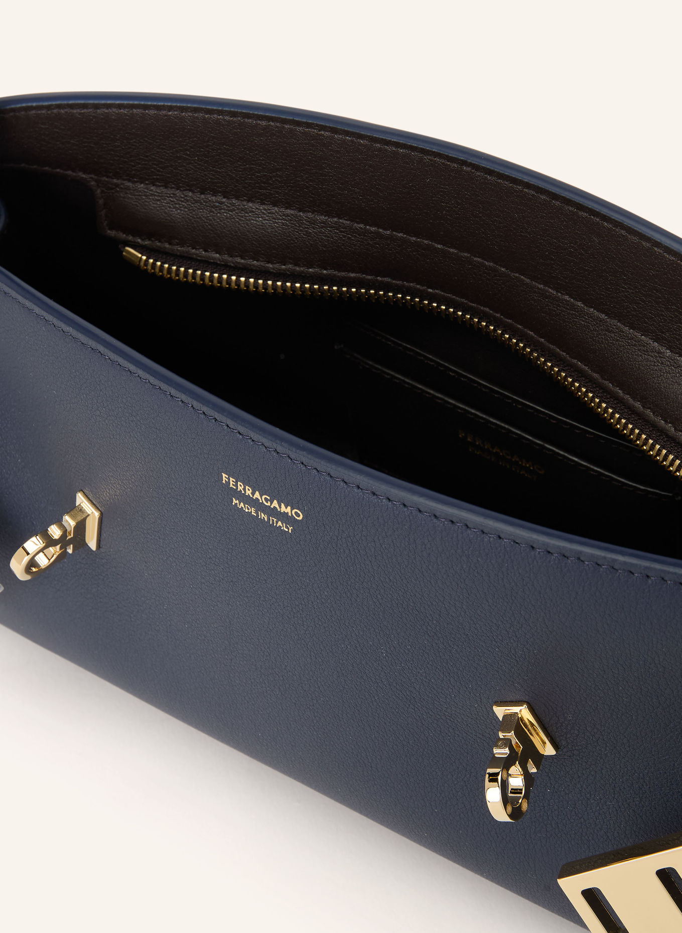 FERRAGAMO Torebka na ramię HUG EAST WEST: GRANATOWY / ZŁOTY