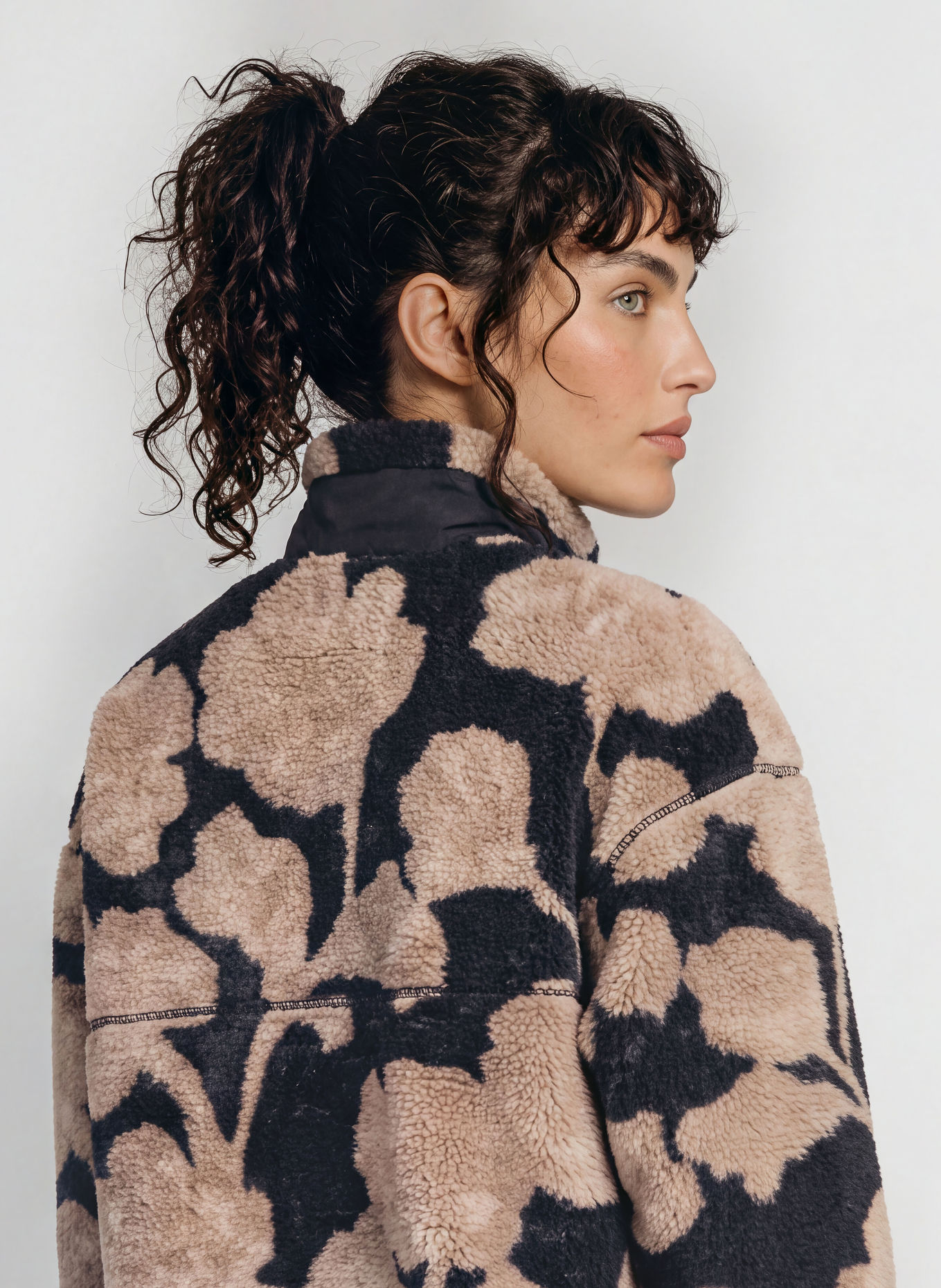 me°ru' AMIENS Half-zip sweater with Teddy Fleece Turtleneck: BLACK / CAMEL