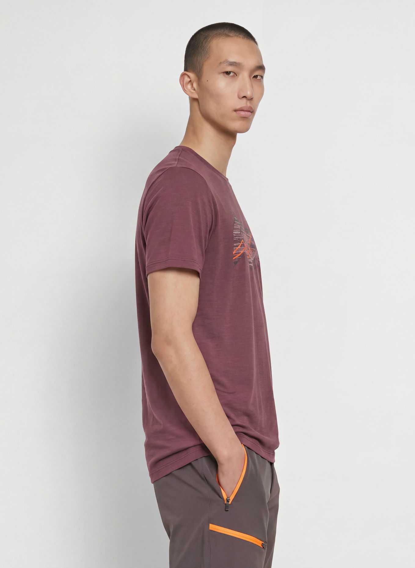 me°ru' Trainingsshirt KRAMFORS met merinowol: DONKERROOD