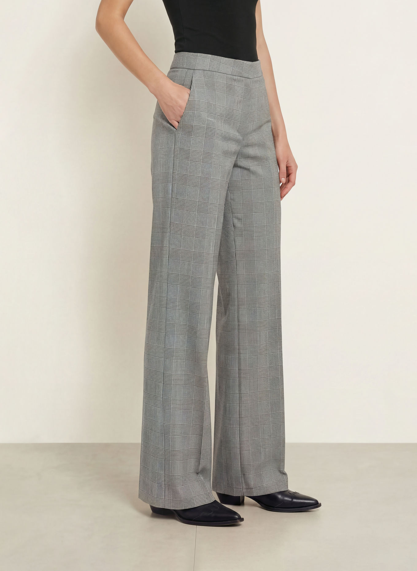 WRSTBHVR EILIKA Trousers: BLACK / WHITE