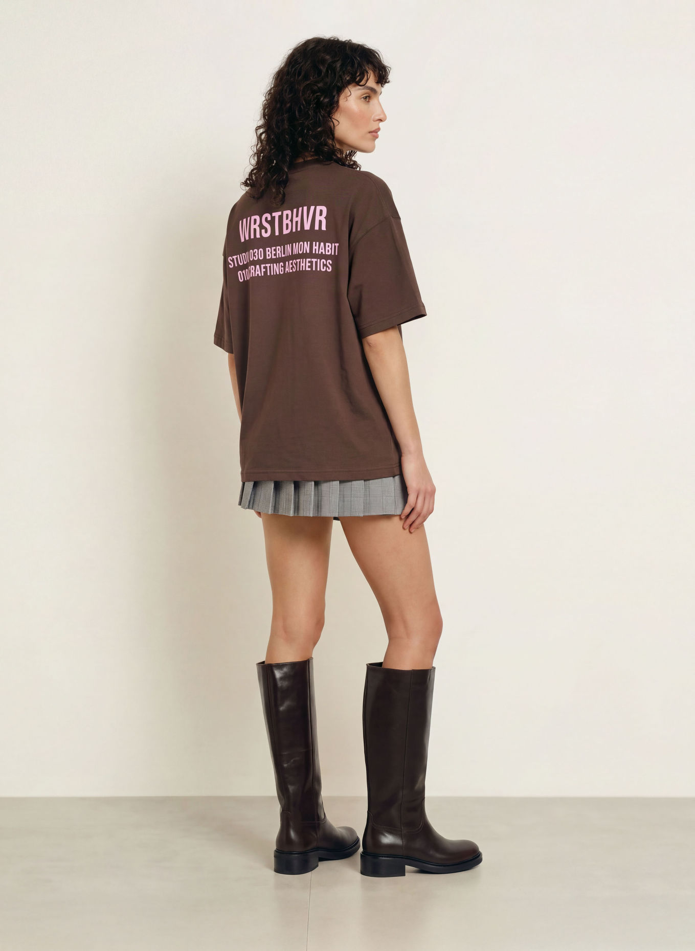 WRSTBHVR T-shirt STUDIO: MARRON FONCÉ / ROZE