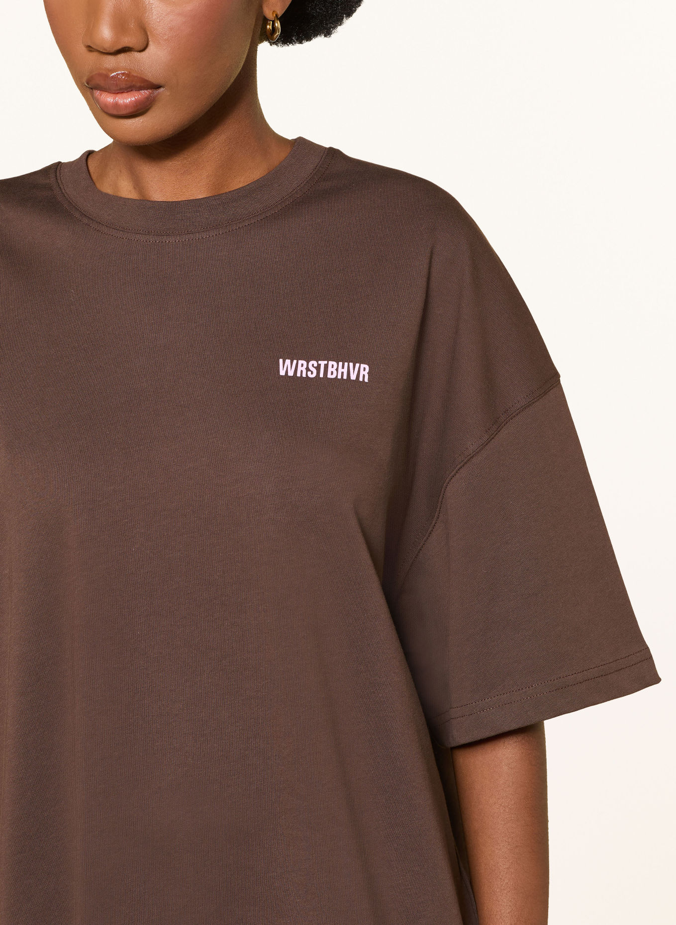WRSTBHVR T-shirt STUDIO: MARRON FONCÉ / ROZE