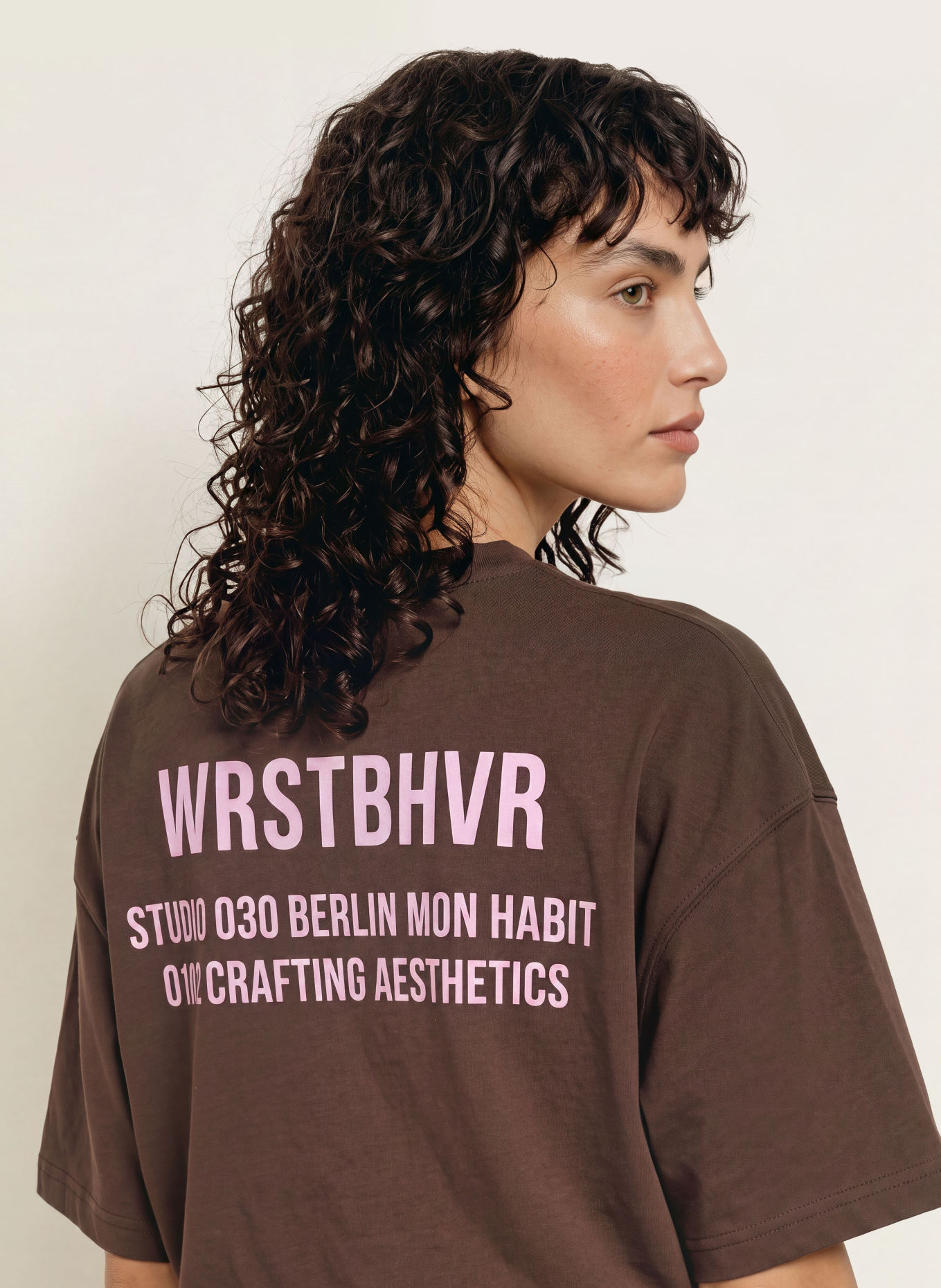 WRSTBHVR T-shirt STUDIO: MARRON FONCÉ / ROZE