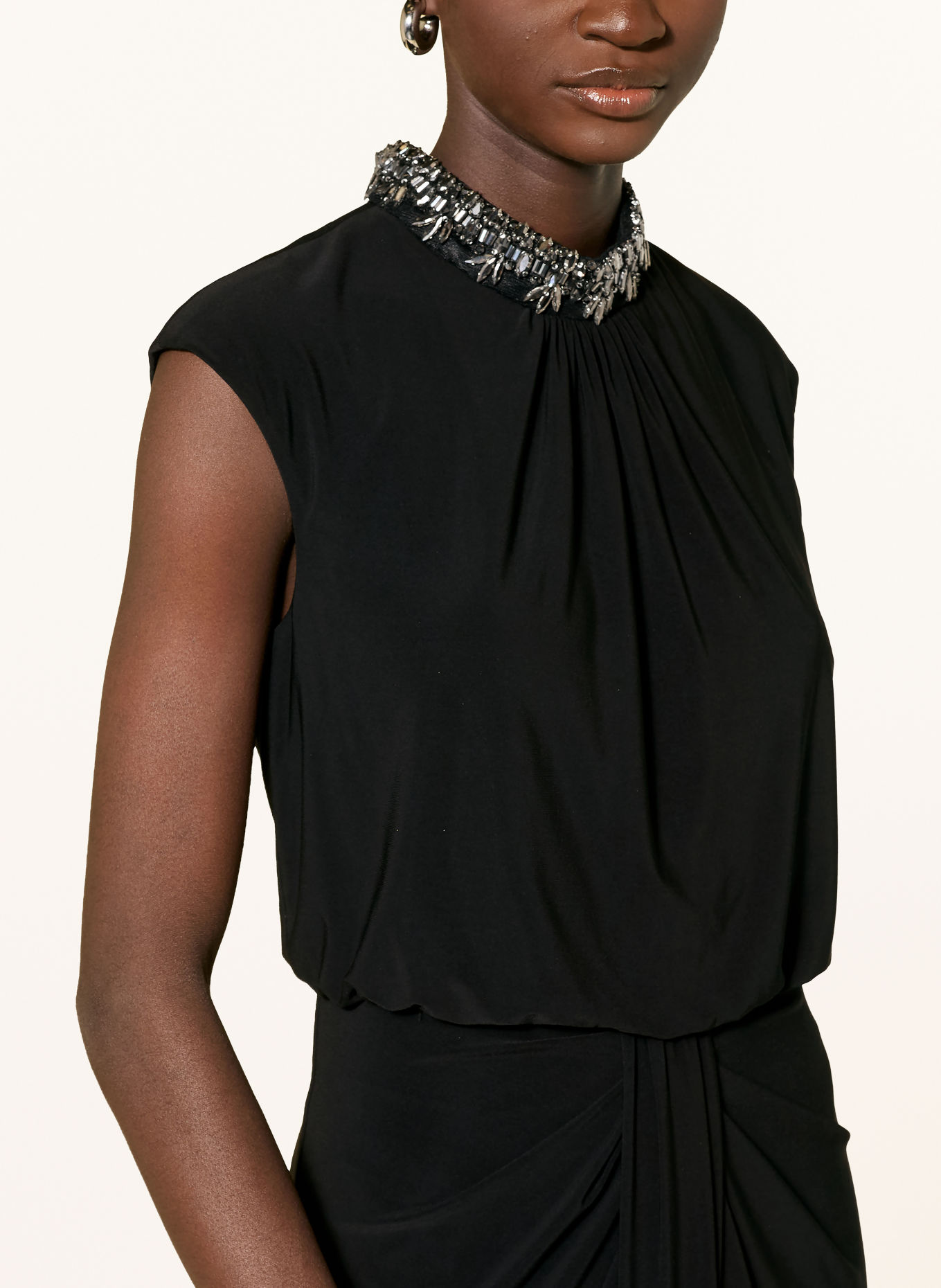 ADRIANNA PAPELL Abendkleid aus Jersey mit Schmucksteinen: SCHWARZ / SILBER