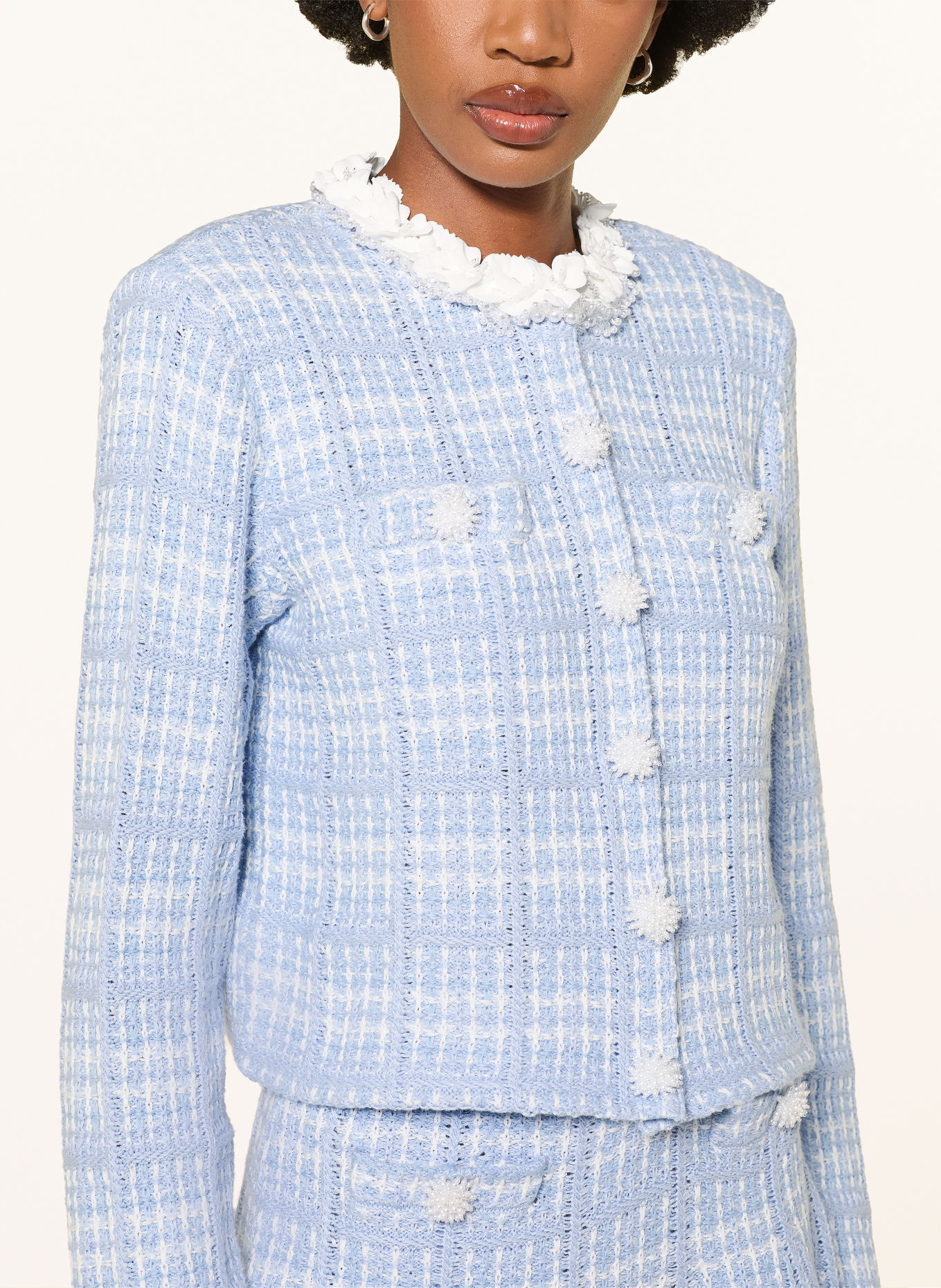self-portrait Strickjacke mit Schmuckperlen: HELLBLAU / WEISS