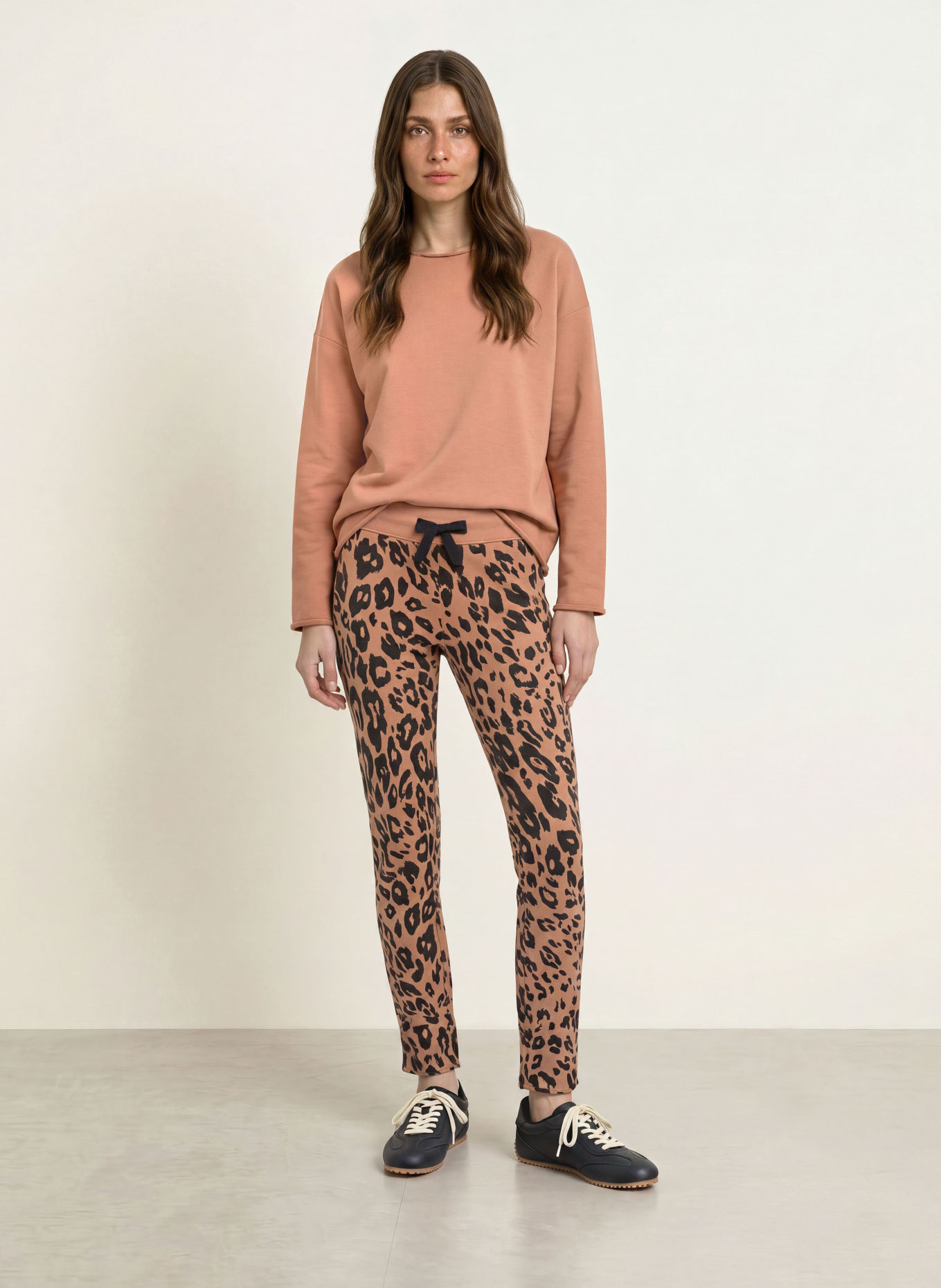 Juvia JUDI Sweatshirt: LIGHT BROWN / BLACK