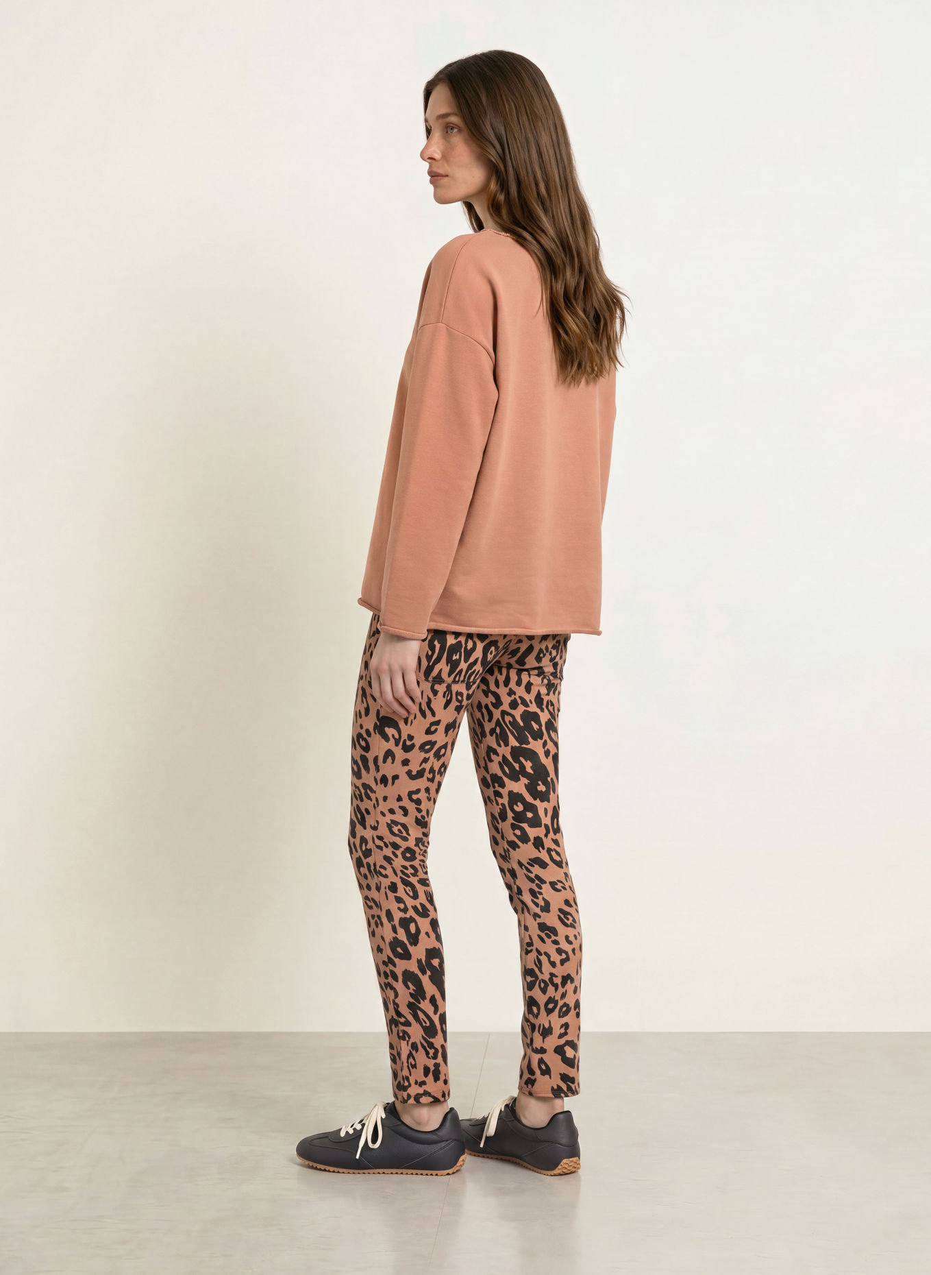 Juvia JUDI Sweatshirt: LIGHT BROWN / BLACK
