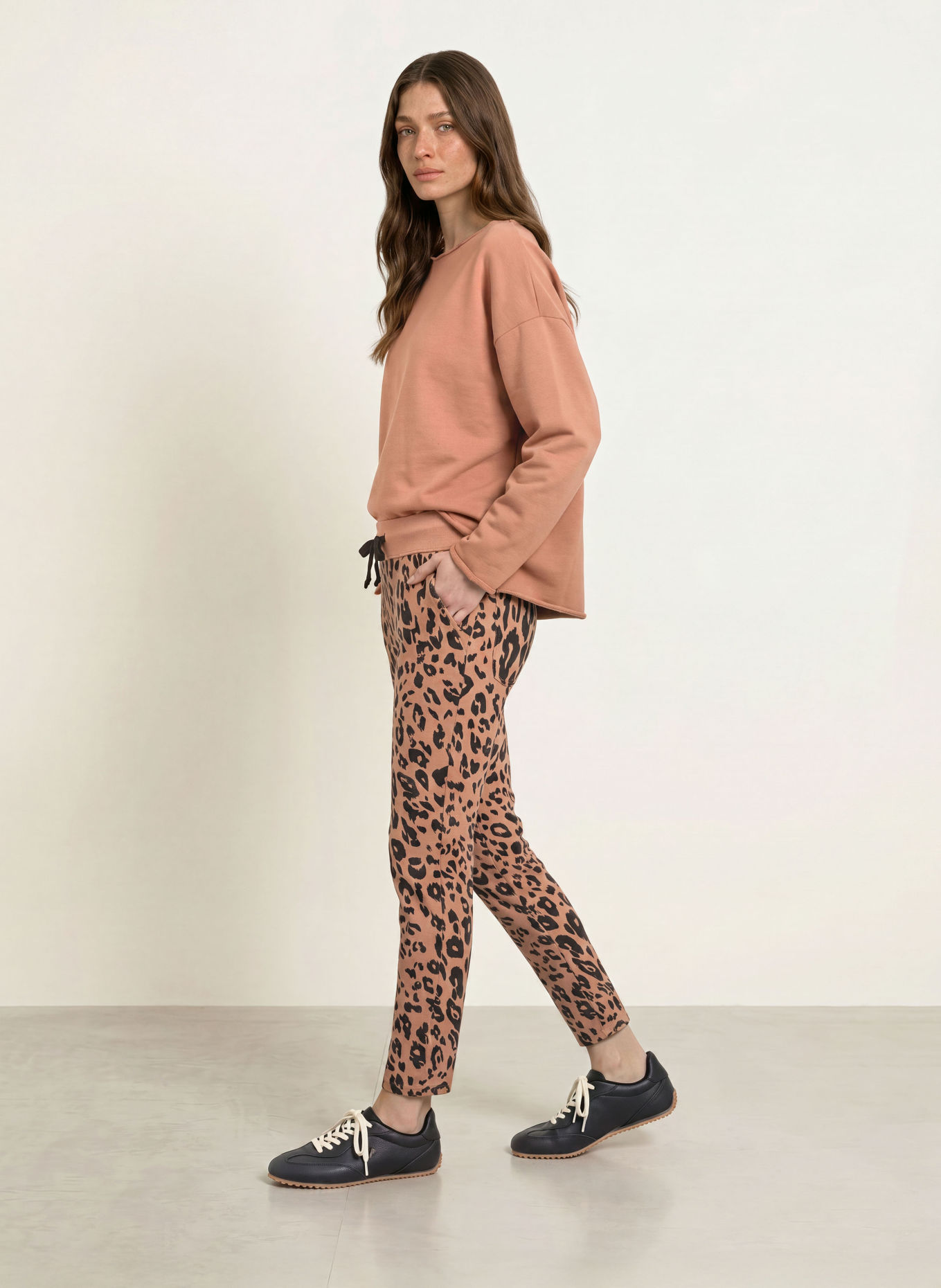 Juvia JUDI Sweatshirt: LIGHT BROWN / BLACK