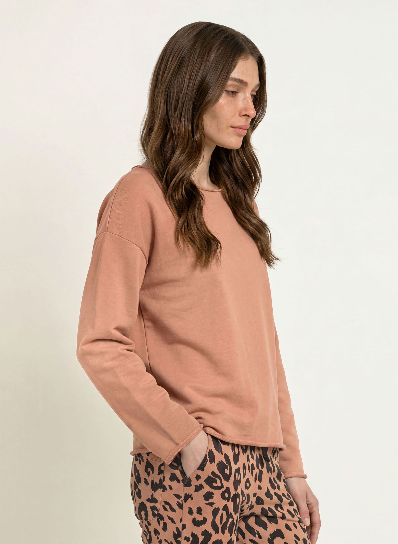 Juvia JUDI Sweatshirt: LIGHT BROWN / BLACK