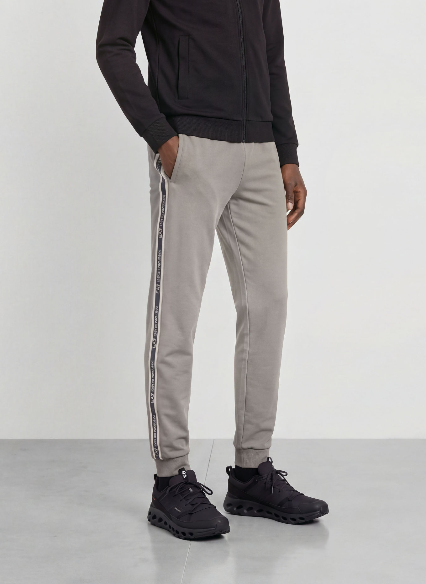 EA7 EMPORIO ARMANI Sweatpants: GRAU