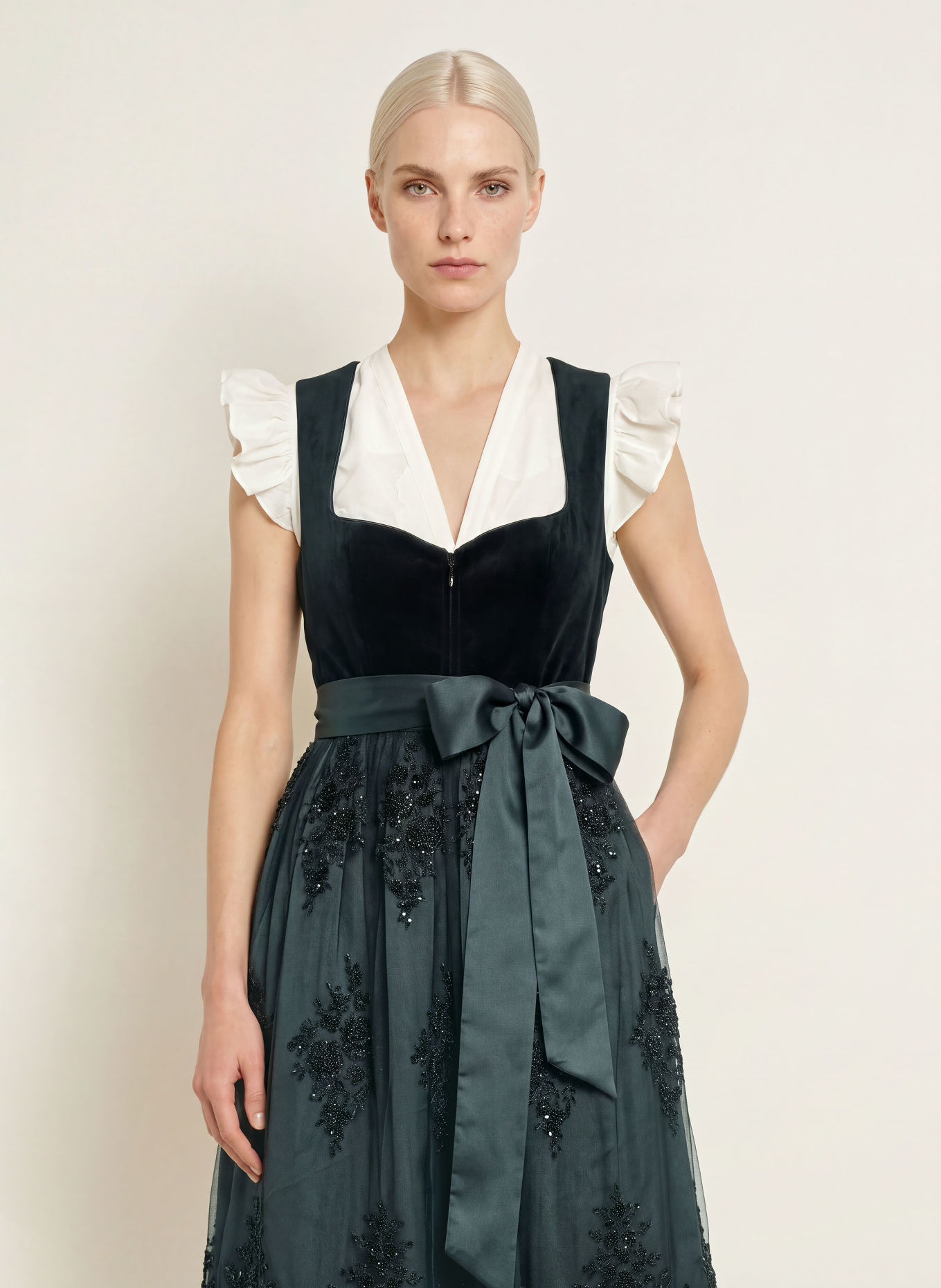 KRÜGER Dirndl LORA mit Schmuckperlen: SCHWARZ