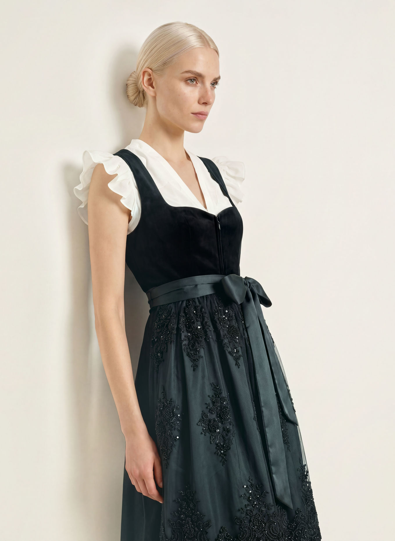 KRÜGER Dirndl LORA mit Schmuckperlen: SCHWARZ