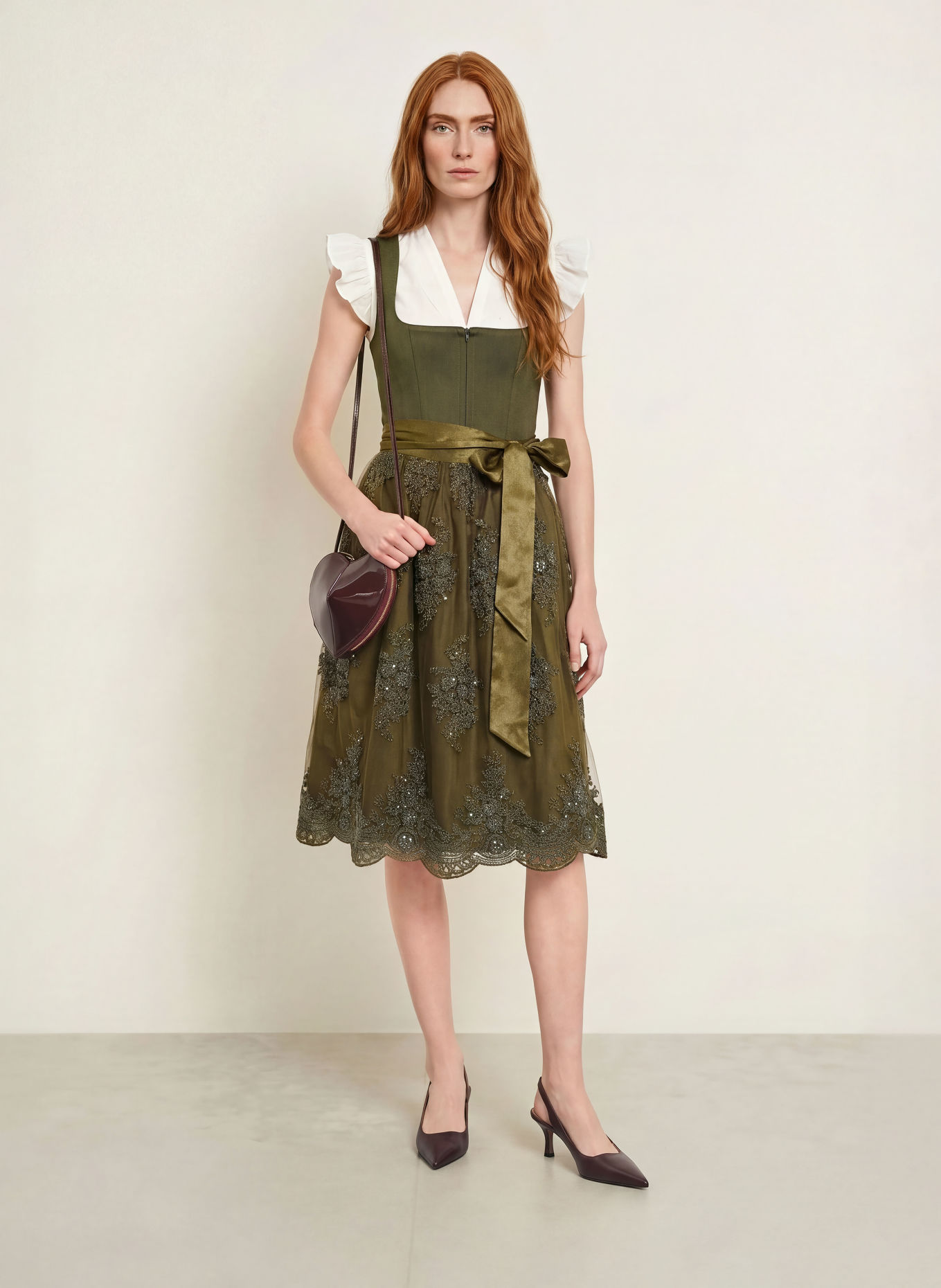 KRÜGER Dirndl LEONORE mit Schmucksteinen und Pailletten: OLIV