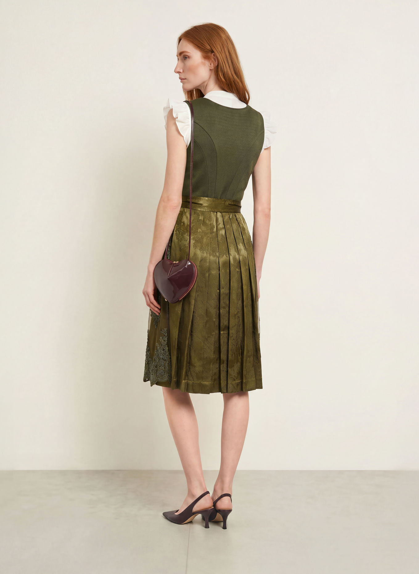 KRÜGER Dirndl LEONORE mit Schmucksteinen und Pailletten: OLIV