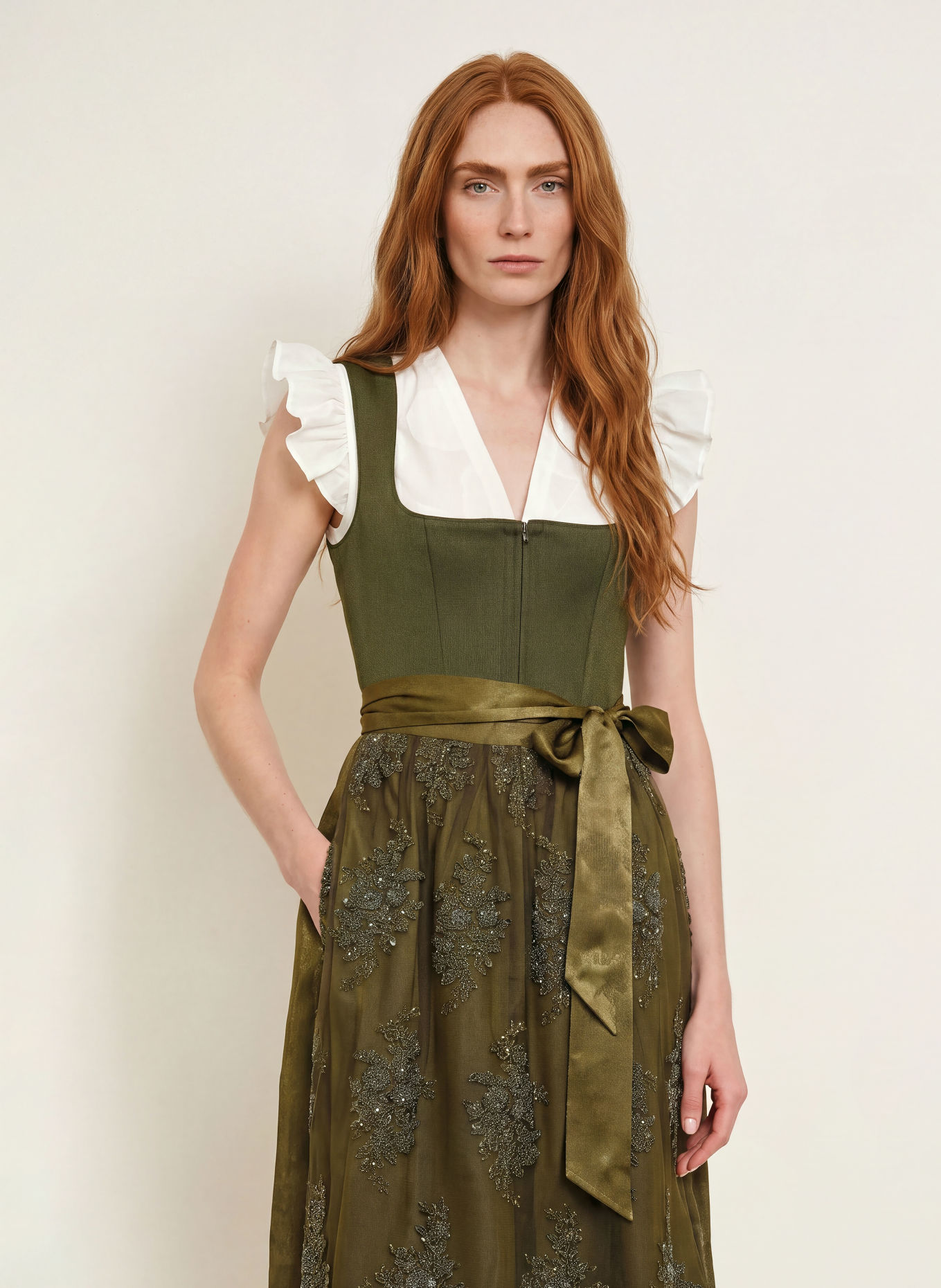 KRÜGER Dirndl LEONORE mit Schmucksteinen und Pailletten: OLIV