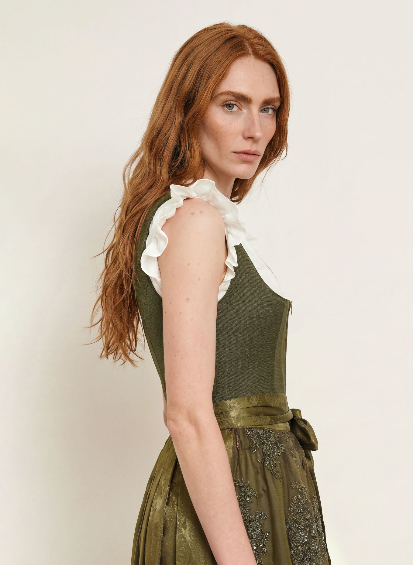 KRÜGER Dirndl LEONORE mit Schmucksteinen und Pailletten: OLIV