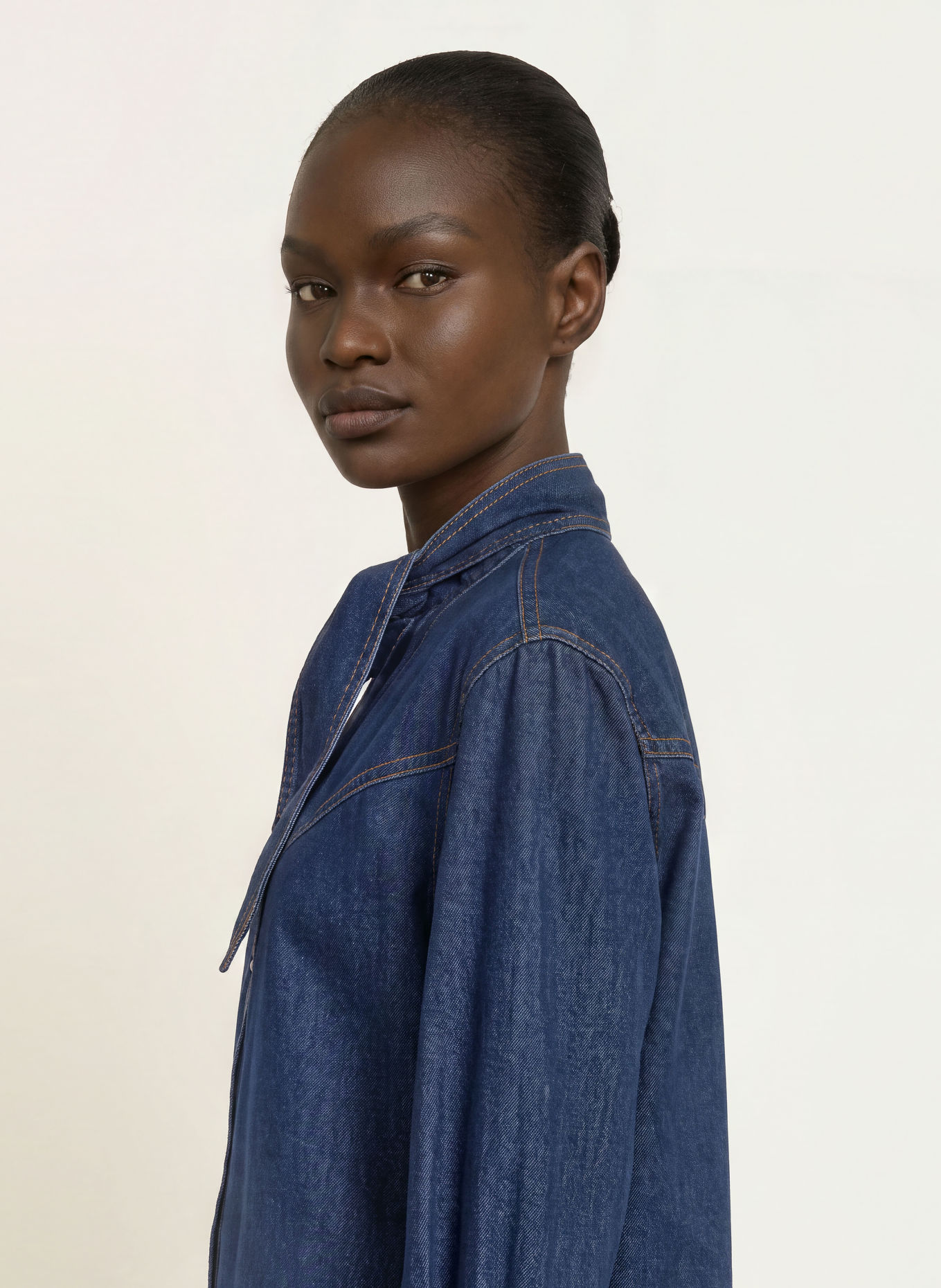 Veronica Beard Denimblouse GENETTA met afneembare strik: DONKERBLAUW