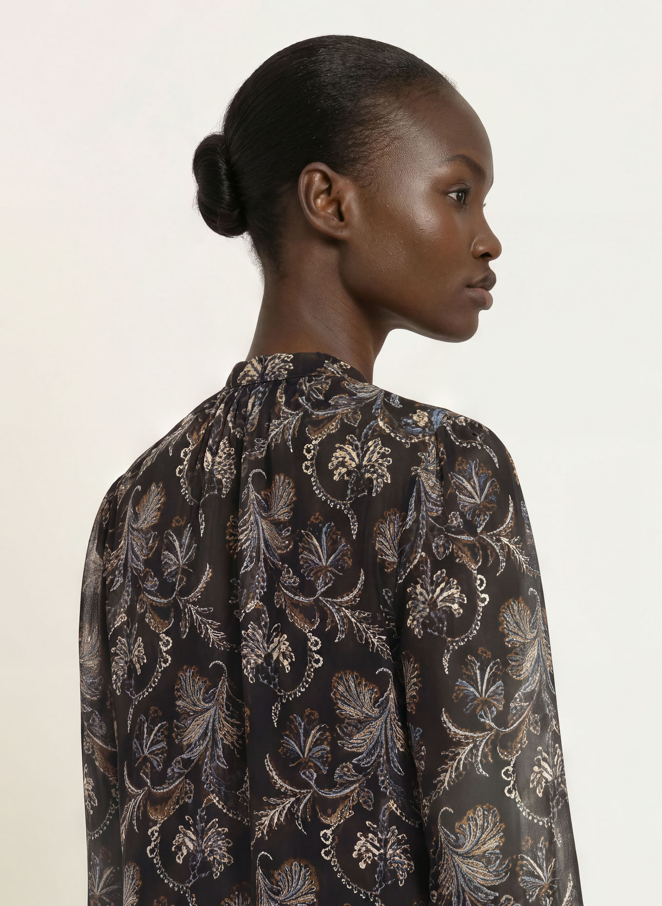 Veronica Beard Zijden blouse ASHLYNN: ZWART / CRÈME / PETROL