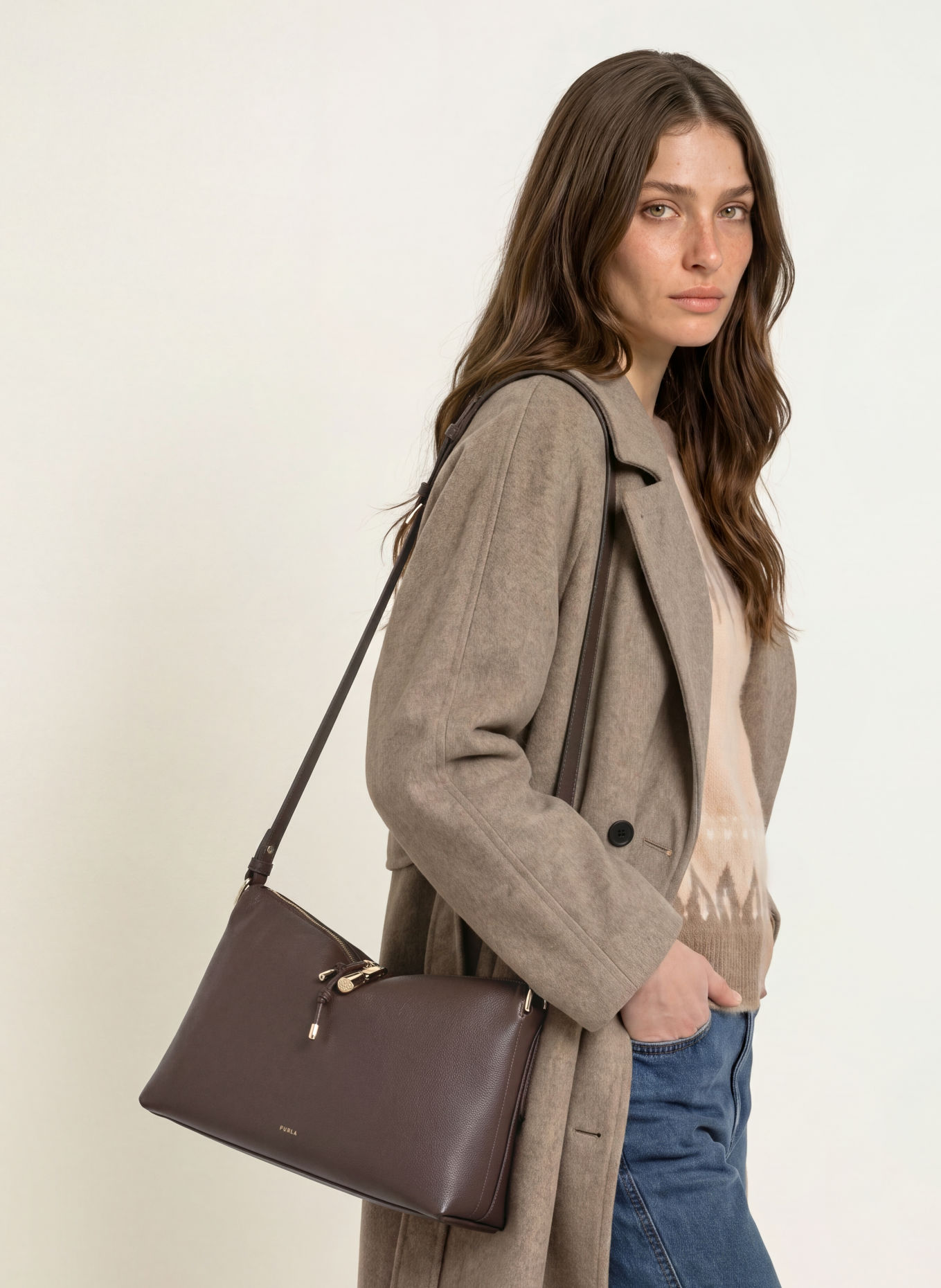 FURLA Skuldertaske DEBBY MEDIUM: MØRKEBRUN / GULD