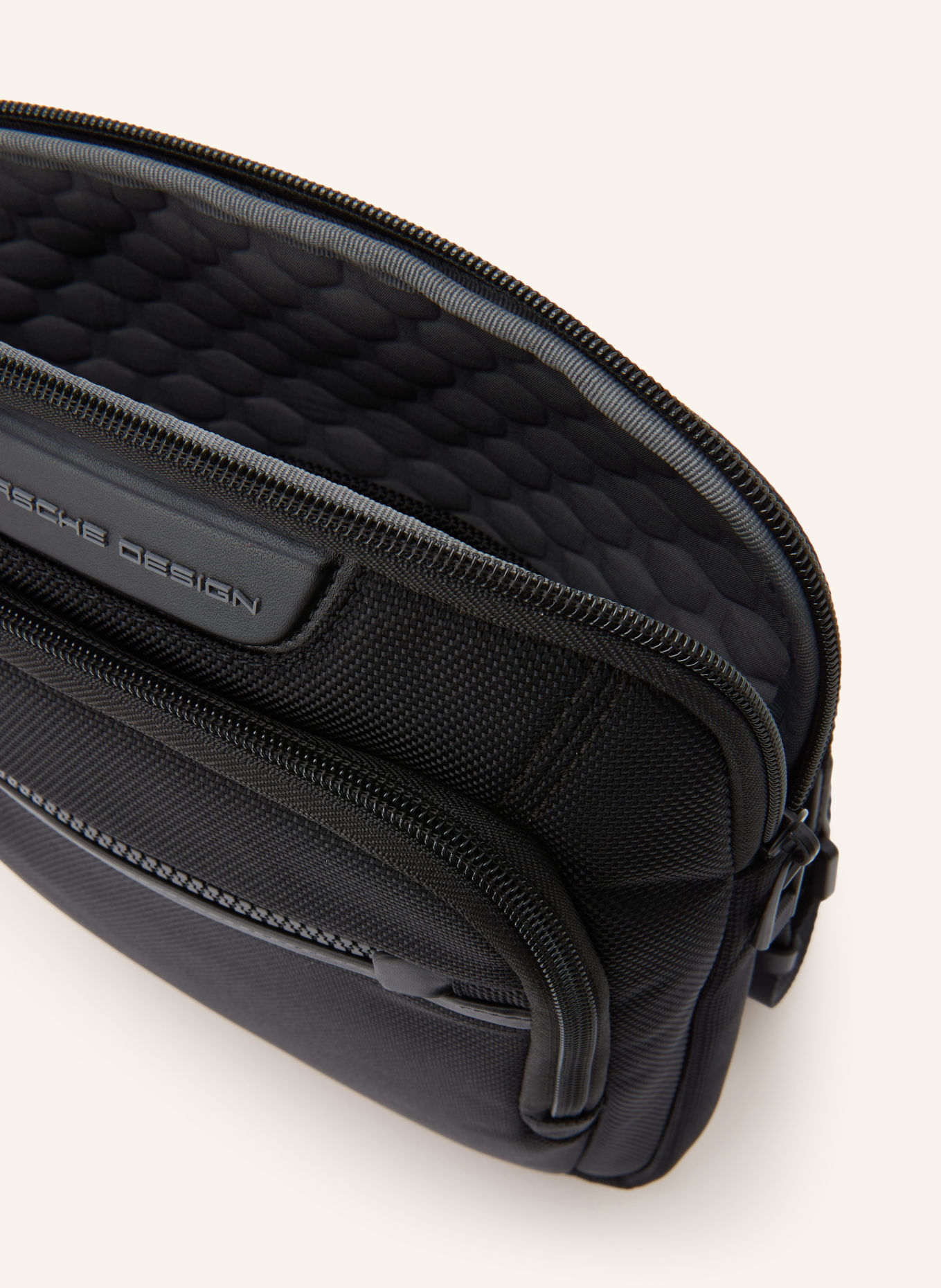 PORSCHE DESIGN Umhängetasche ROADSTER SMALL: SCHWARZ