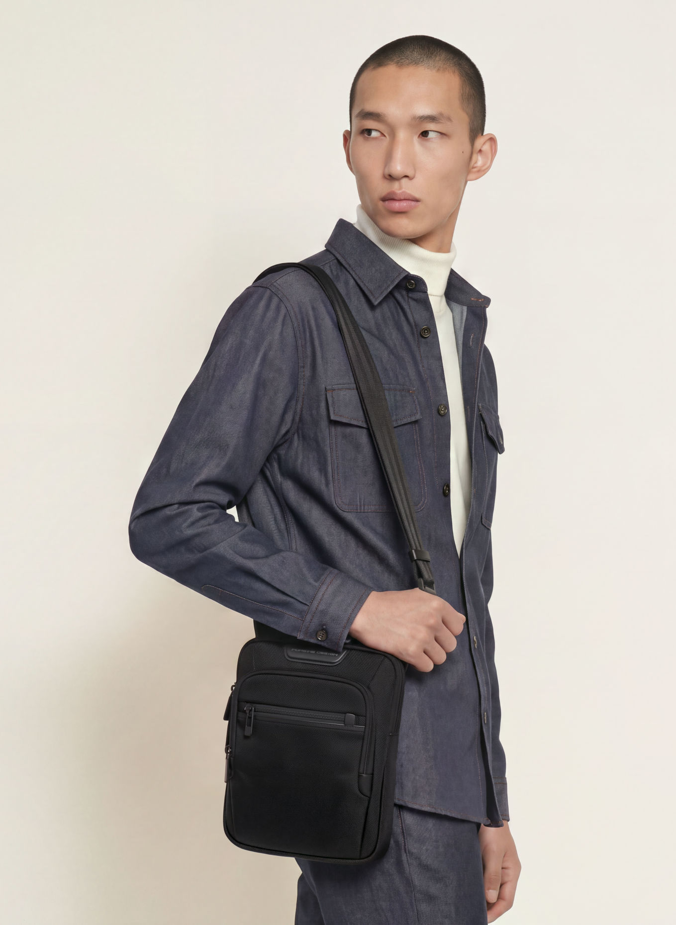 PORSCHE DESIGN Umhängetasche ROADSTER SMALL: SCHWARZ