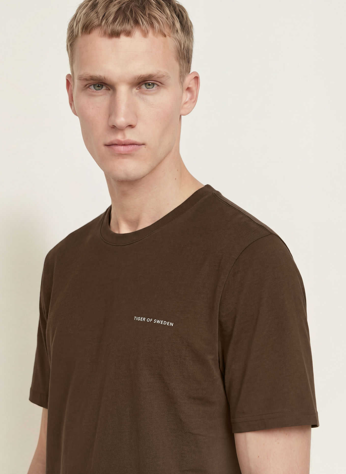 TIGER OF SWEDEN T-shirt PRO: MARRON FONCÉ / WIT