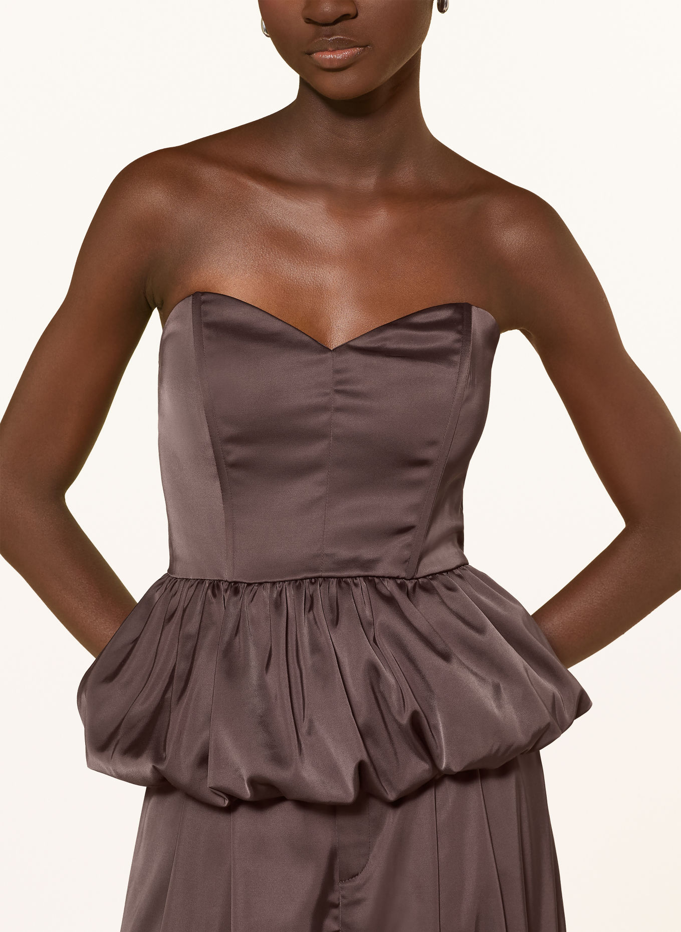 GESTUZ GZELVA Off-Shoulder Top in Satin: DARK BROWN