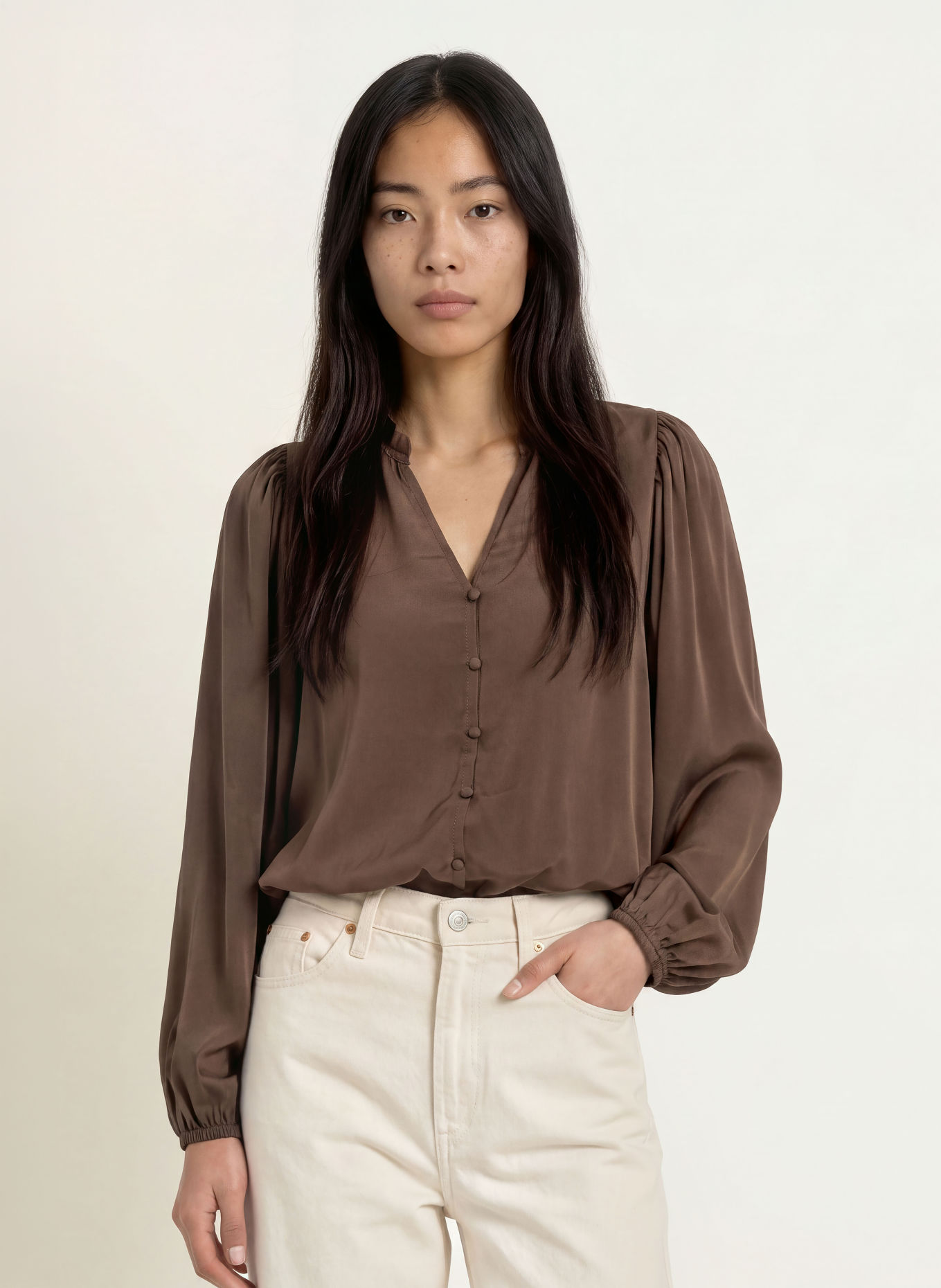 NEO NOIR Blusenshirt VIVETTE mit Rüschen: DUNKELBRAUN