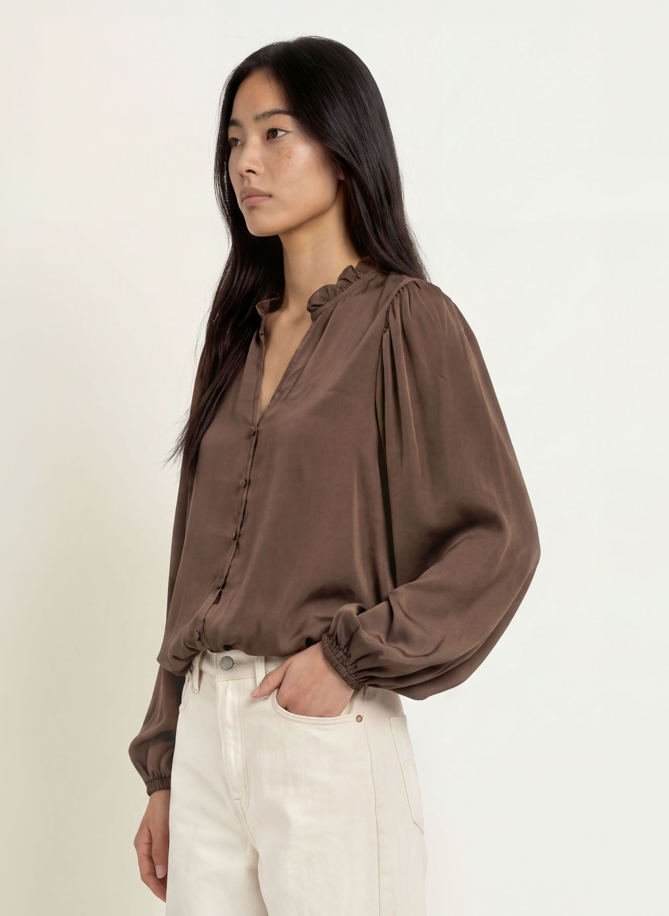 NEO NOIR Blusenshirt VIVETTE mit Rüschen: DUNKELBRAUN