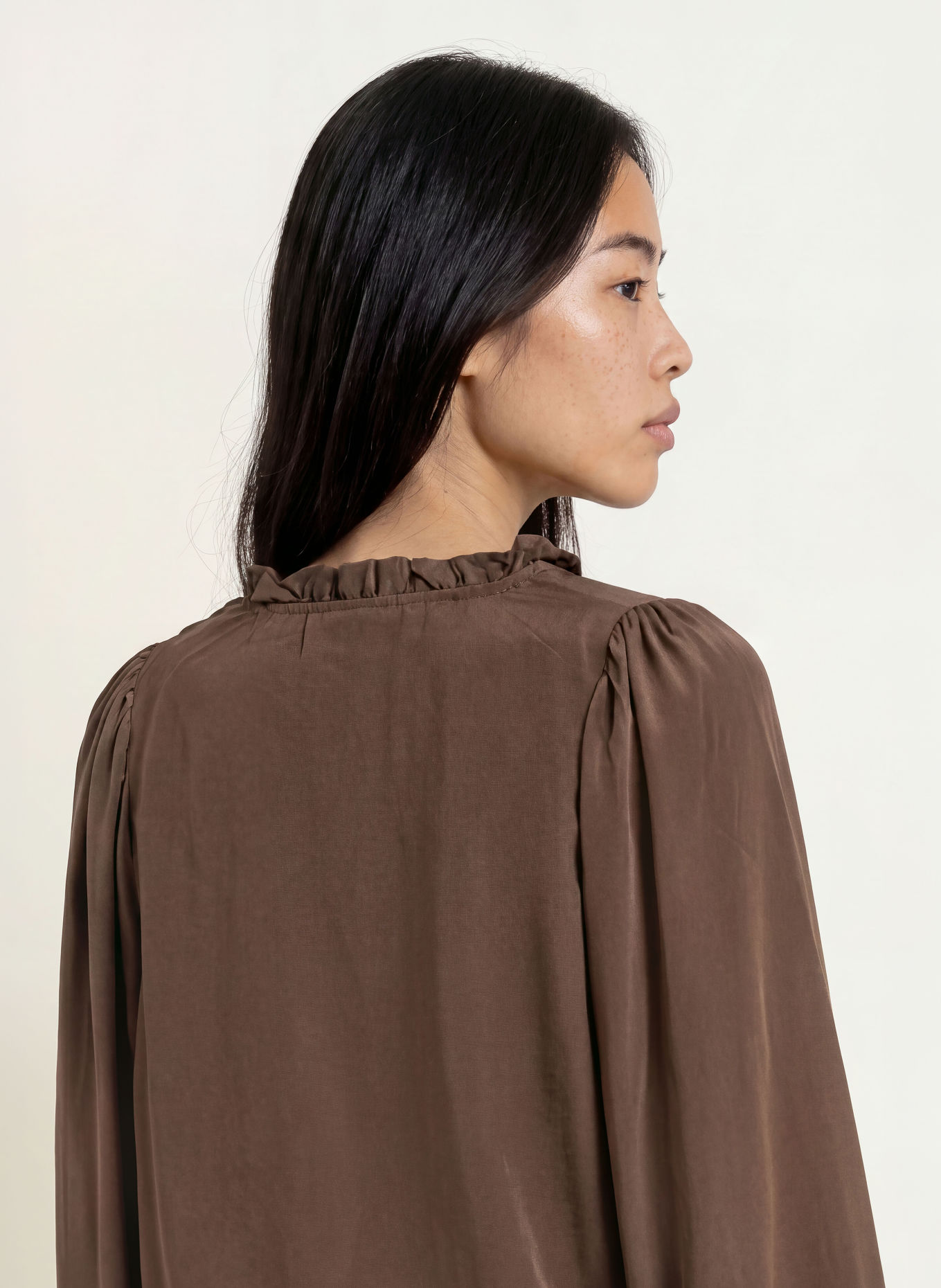 NEO NOIR Blusenshirt VIVETTE mit Rüschen: DUNKELBRAUN