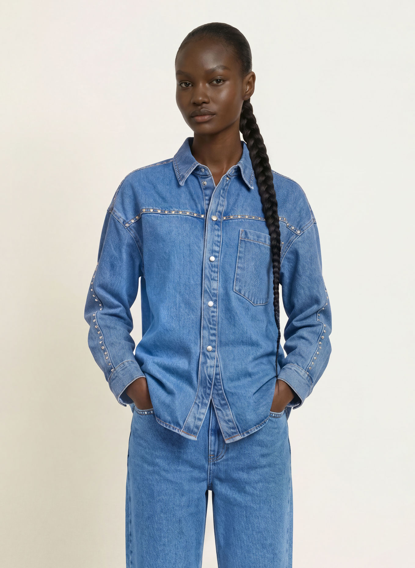 OH APRIL Jeansbluse VIVIAN med nitter: BLÅ
